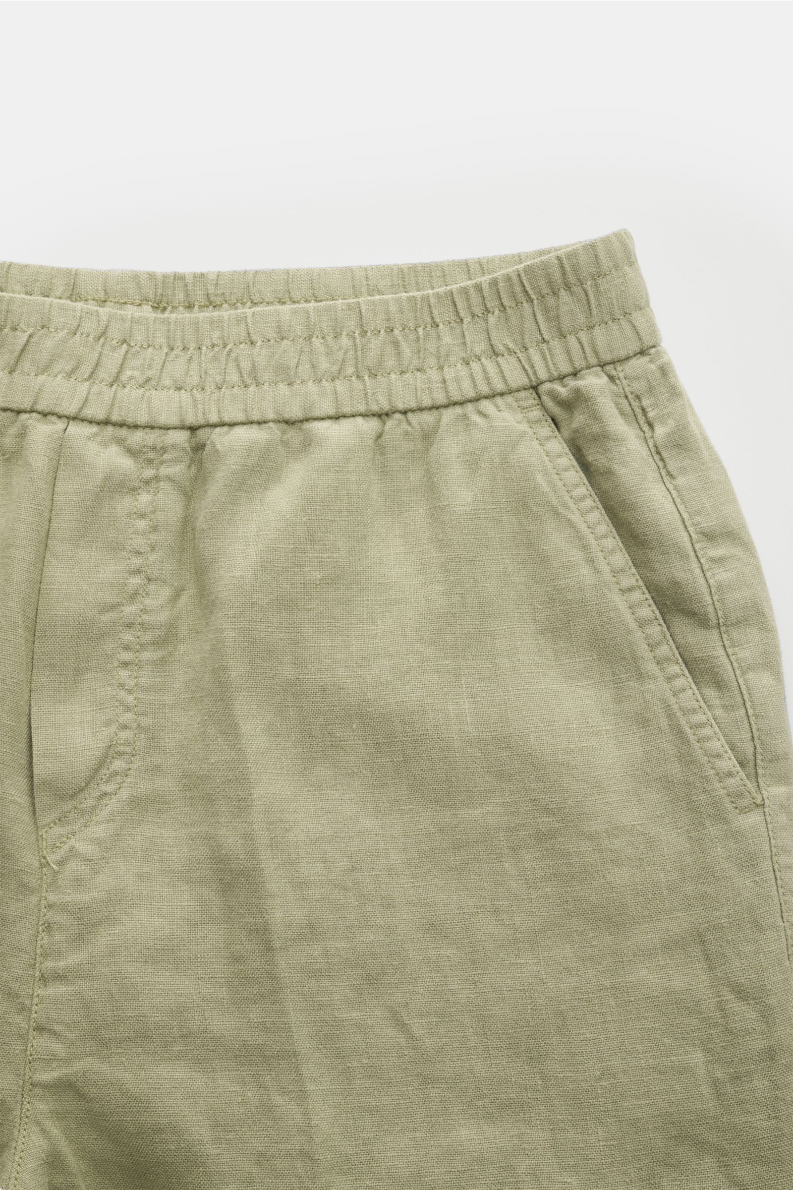 Nahe Aufnahme der 04651/ A trip in a bag Leinen-Jogpants 'Linen Pants' salbei aus reinem Leinen mit elastischem Bund, französischen Taschen und typischer Struktur.