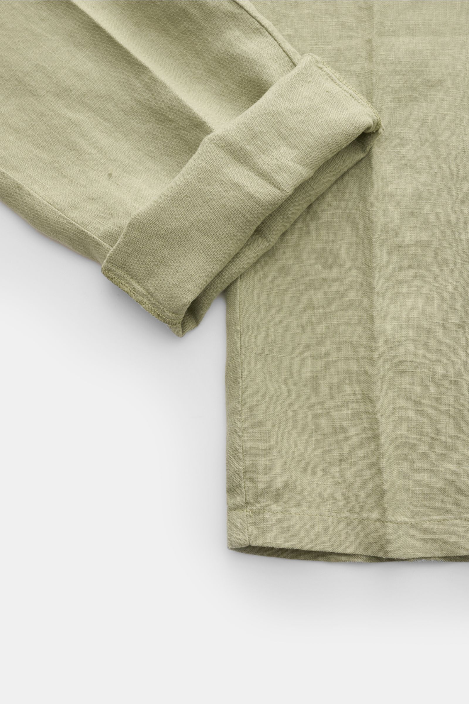 Salbeigrüne 04651/ A trip in a bag Leinen-Jogpants 'Linen Pants' in Tapered Fit, knöchellang mit elastischem Bund, französischen Taschen, Materialstruktur aus reinem Leinen, Detailansicht vom Bein.