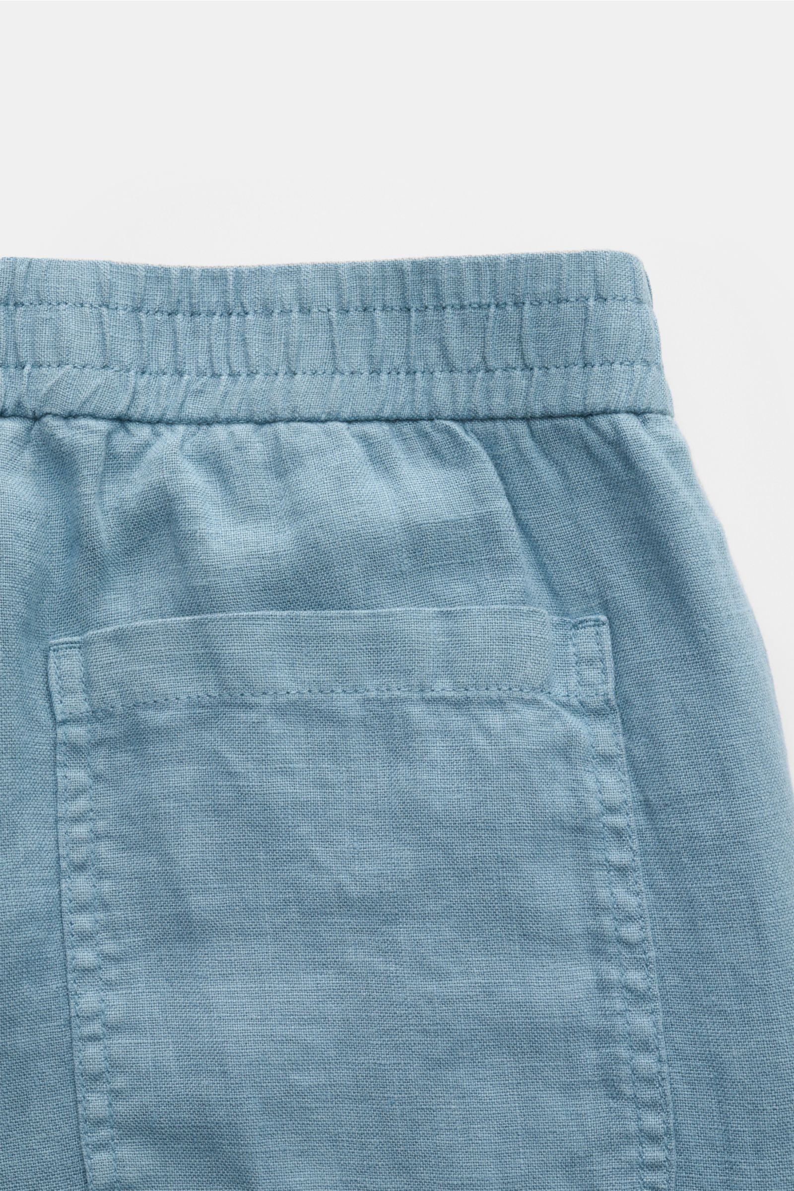 04651/ A trip in a bag Leinen-Jogpants 'Linen Pants' rauchblau, Detailaufnahme von hinten mit elastischem Bund, typischer Leinenstruktur und Gesäßtasche.