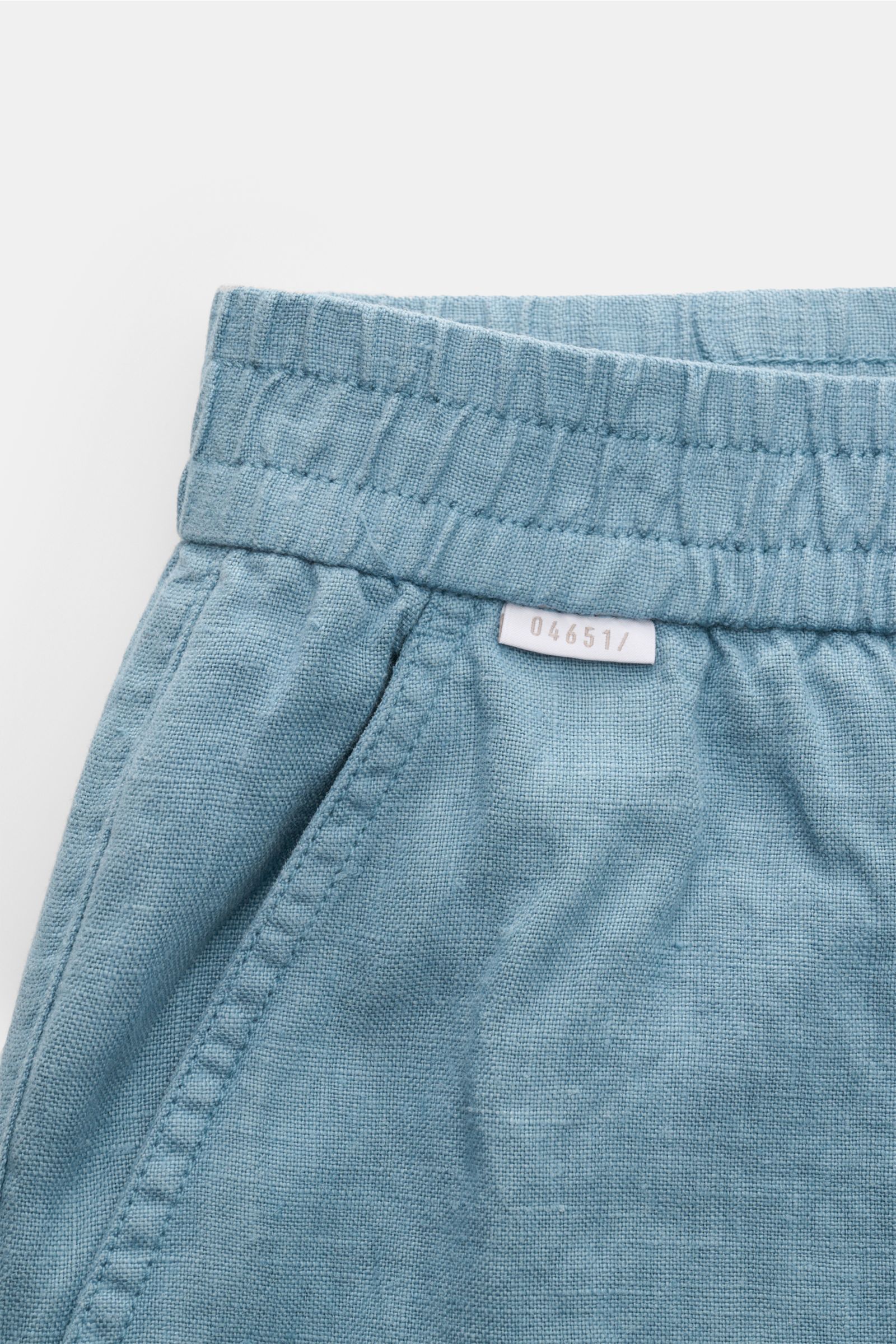 04651/ A trip in a bag Leinen-Jogpants 'Linen Pants' rauchblau, Detailansicht elastischer Bund, französische Taschen, reines Leinen, Tapered Fit.