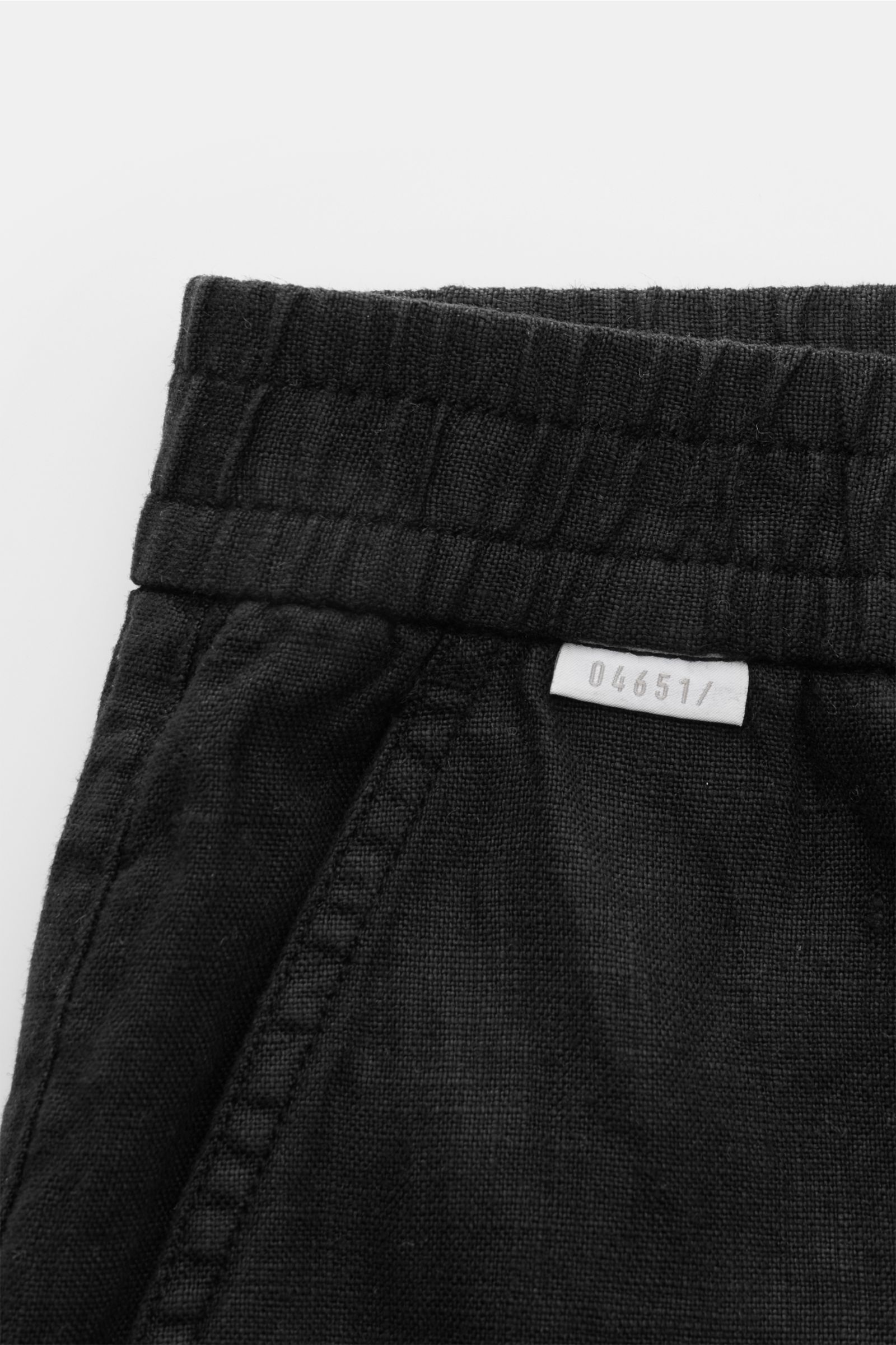 Schwarze 04651/ A trip in a bag Leinen-Jogpants 'Linen Pants' schwarz im Close-up, elastischer Bund, französische Taschen, reines Leinen, Tapered Fit.