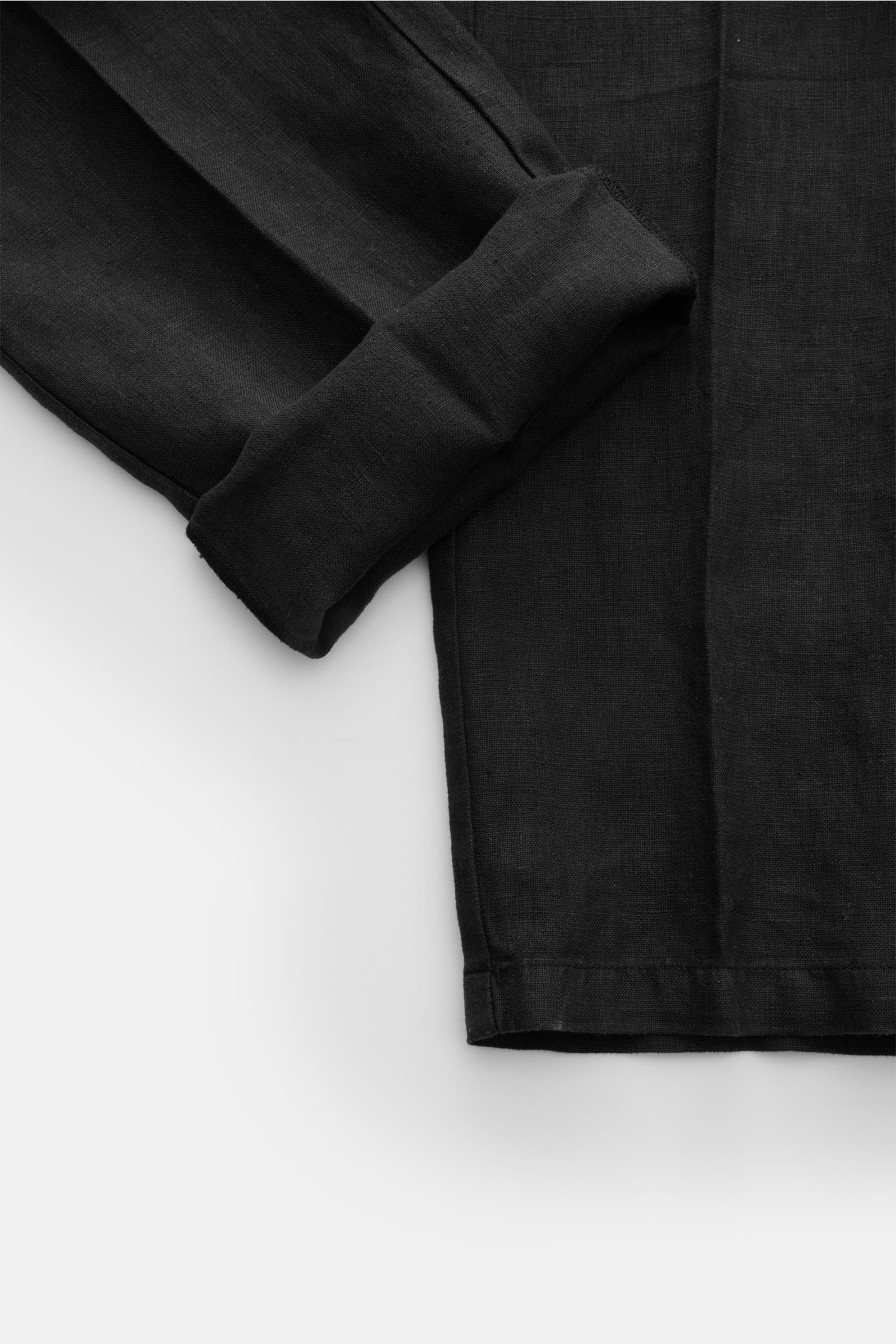 Schwarze 04651/ A trip in a bag Leinen-Jogpants 'Linen Pants' im Tapered Fit, knöchellang mit elastischem Bund, Detailfoto von unten.