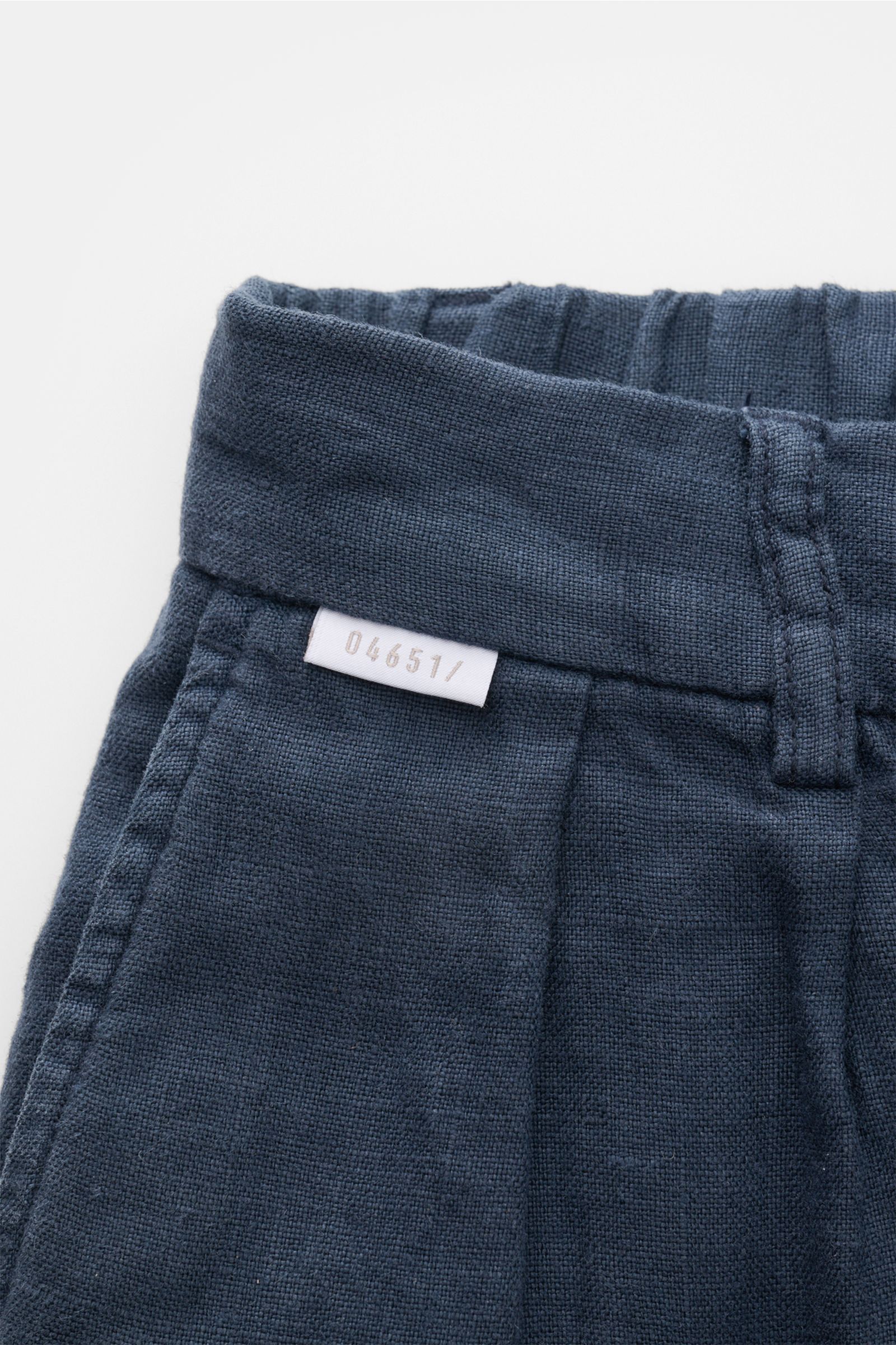 Close-up front view of 04651/ A trip in a bag Linen jogger pants 'Linen Pants' navy showing waistband, drawstring, and texture.

Perfect for warm days: These linen jogger pants by 04651/ A TRIP IN A BAG are the ideal summer essential – for travel or fo