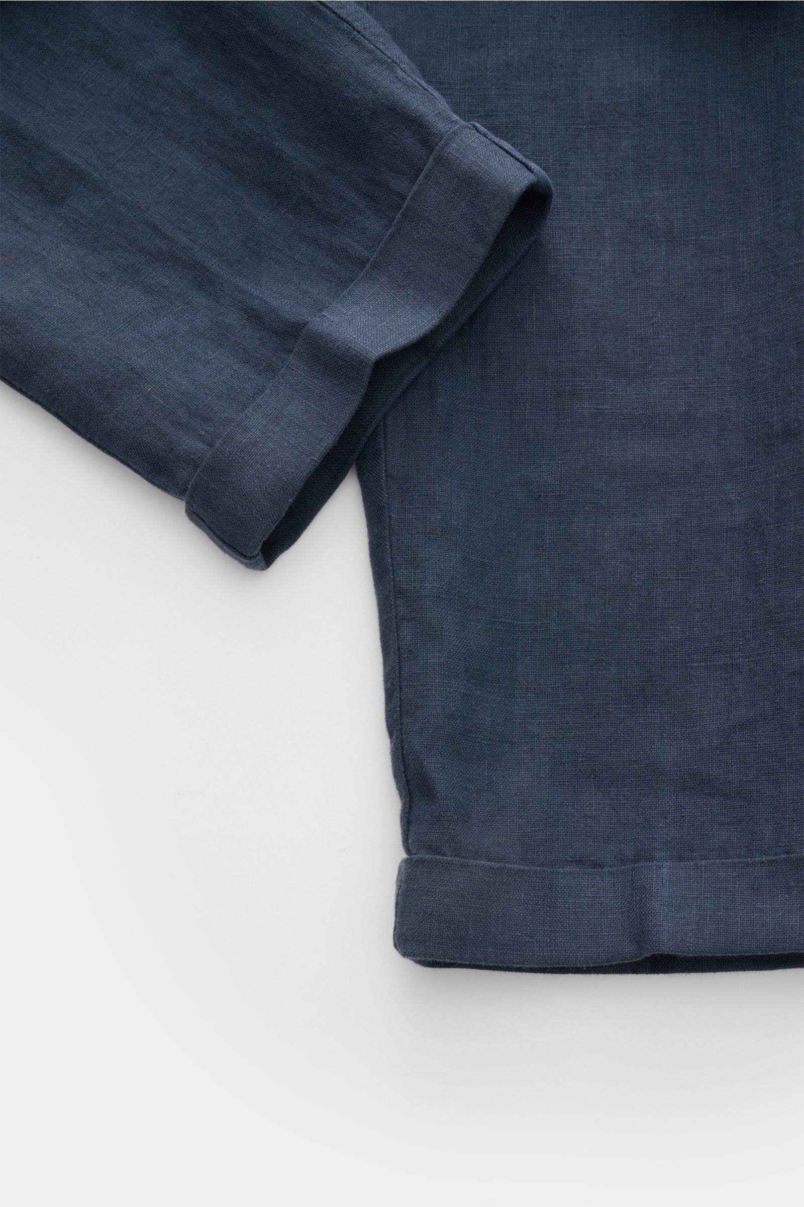 Close-up top view of navy linen jogger pants cuff, showing fabric texture and hem detail of 04651/ A trip in a bag Linen jogger pants 'Linen Pants' navy.

Perfect for warm days: These linen jogger pants by 04651/ A TRIP IN A BAG are the ideal summer es