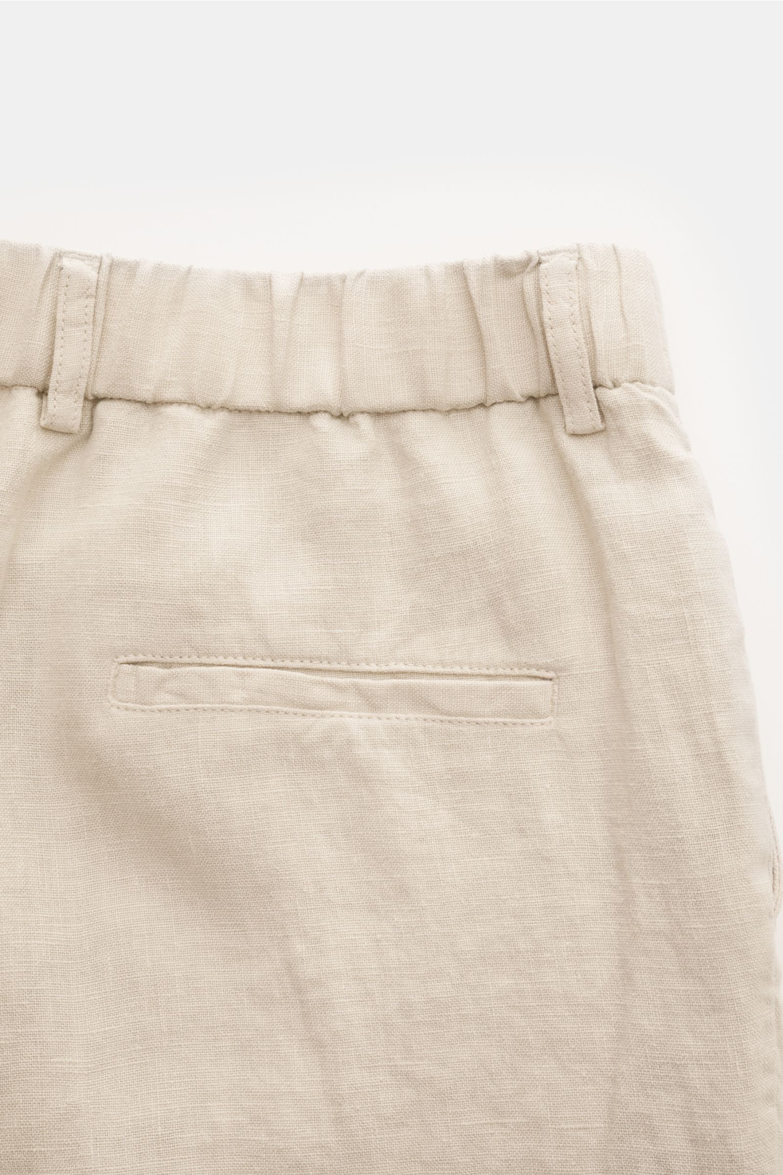 Alt tag (125 characters max):
Close-up of the back waistband and jetted pocket of 04651/ A trip in a bag Linen jogger pants 'Linen Pants' beige, showing linen texture.

Description:
Perfect for warm days: These linen jogger pants by 04651/ A TRIP IN A 
