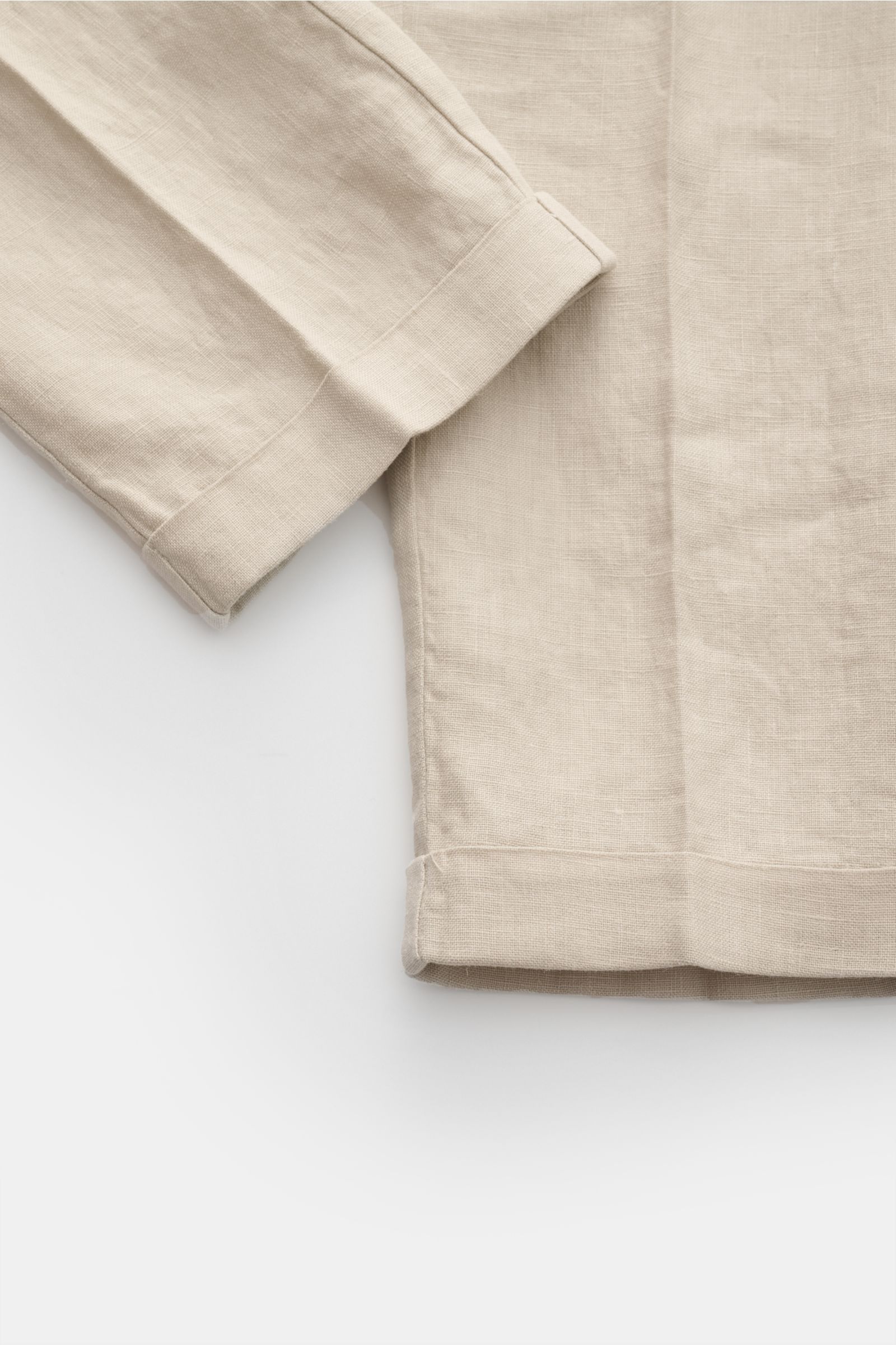 Close-up front view of 04651/ A trip in a bag Linen jogger pants 'Linen Pants' beige, showcasing pure linen fabric and tapered short cut.

Perfect for warm days: These linen jogger pants by 04651/ A TRIP IN A BAG are the ideal summer essential – for tr