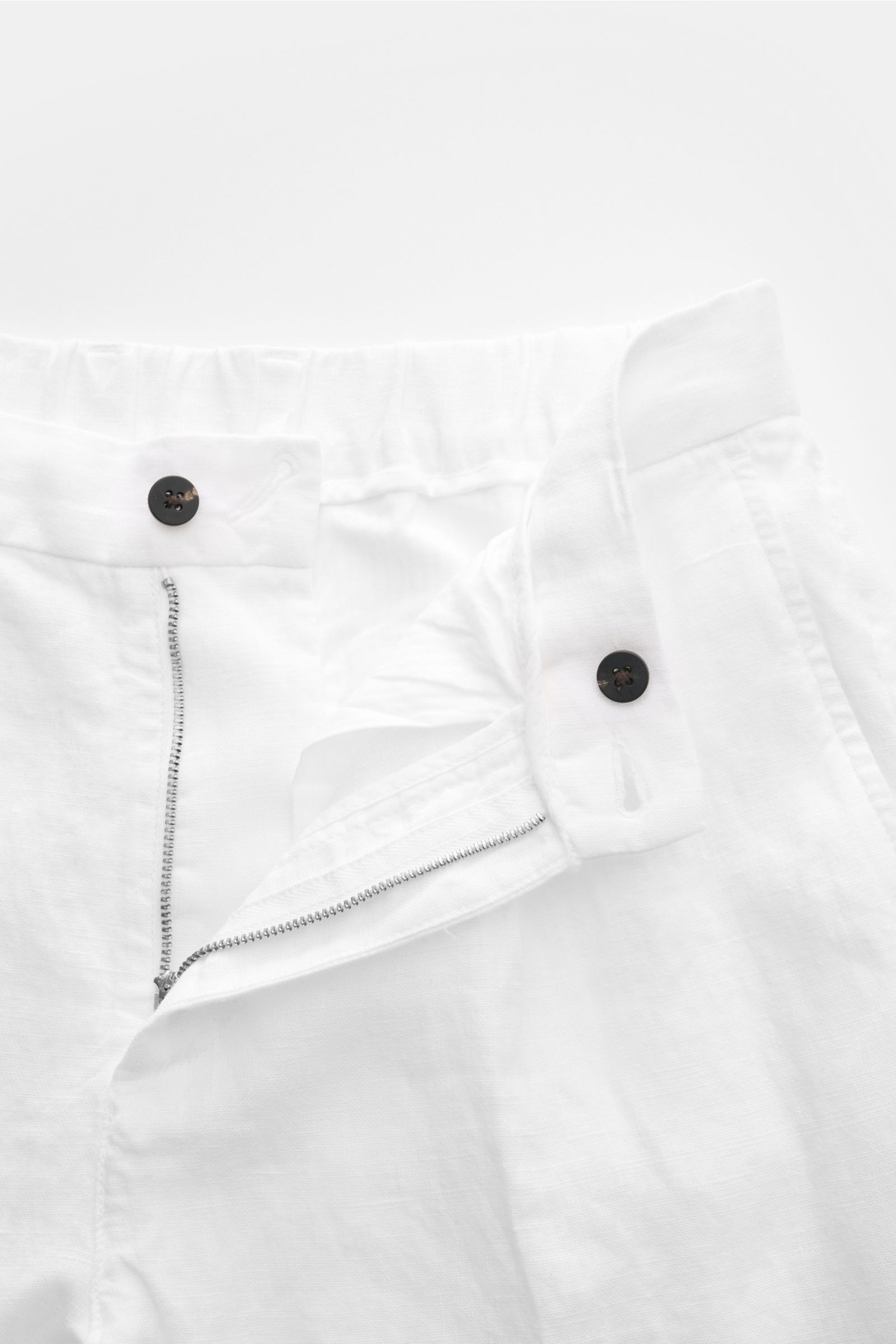 Close-up front view of 04651/ A trip in a bag Linen jogger pants 'Linen Pants' white, showing zip, button, and elasticated waistband.

Description: Perfect for warm days: These linen jogger pants by 04651/ A TRIP IN A BAG are the ideal summer essential