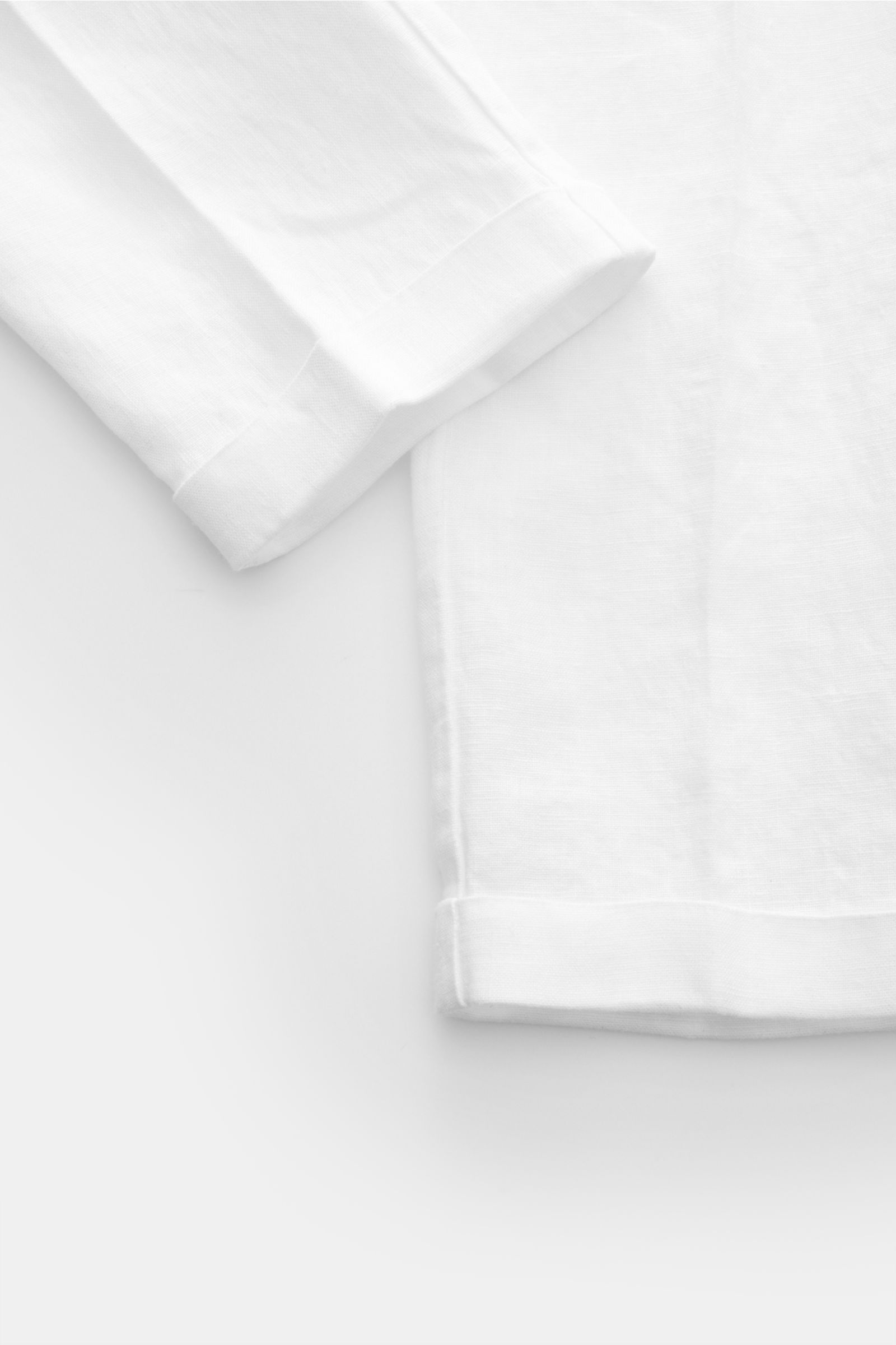 Close-up top-down view of the hem and cuff of 04651/ A trip in a bag Linen jogger pants 'Linen Pants' white, showcasing pure linen fabric texture.

Perfect for warm days: These linen jogger pants by 04651/ A TRIP IN A BAG are the ideal summer essential