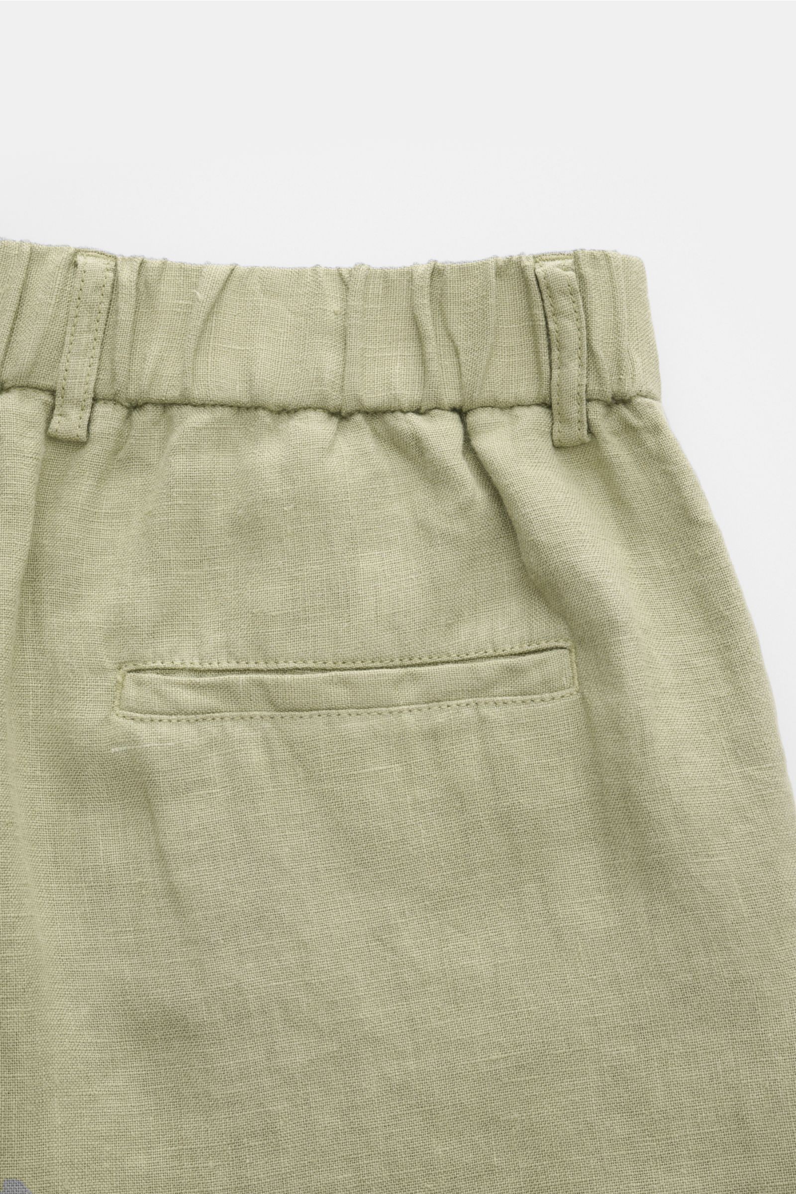 Rückansicht der 04651/ A trip in a bag Leinen-Jogpants 'Linen Pants' salbei aus reinem Leinen mit kurzem, schmal zulaufendem Schnitt, elastischem Bund und paspelierter Gesäßtasche.