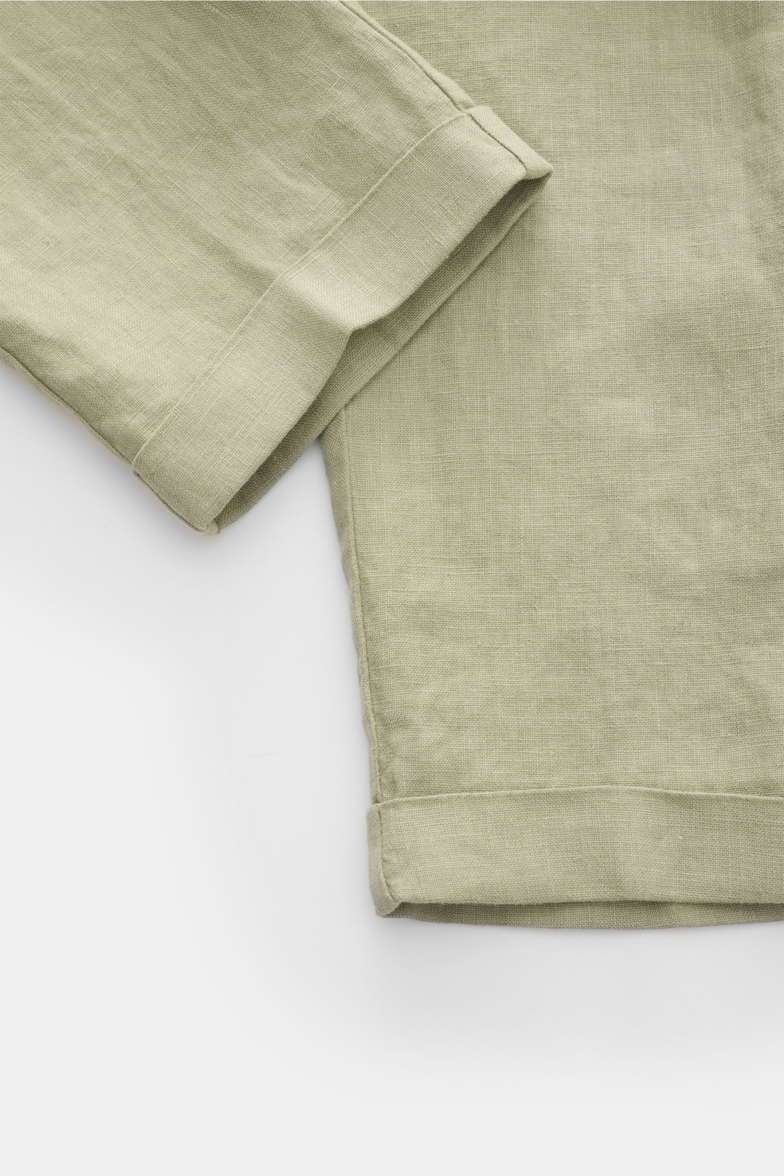 04651/ A trip in a bag Leinen-Jogpants 'Linen Pants' salbei, Detail der kurzen, schmal zulaufenden Beinenden aus reinem Leinen, Nahaufnahme von oben.