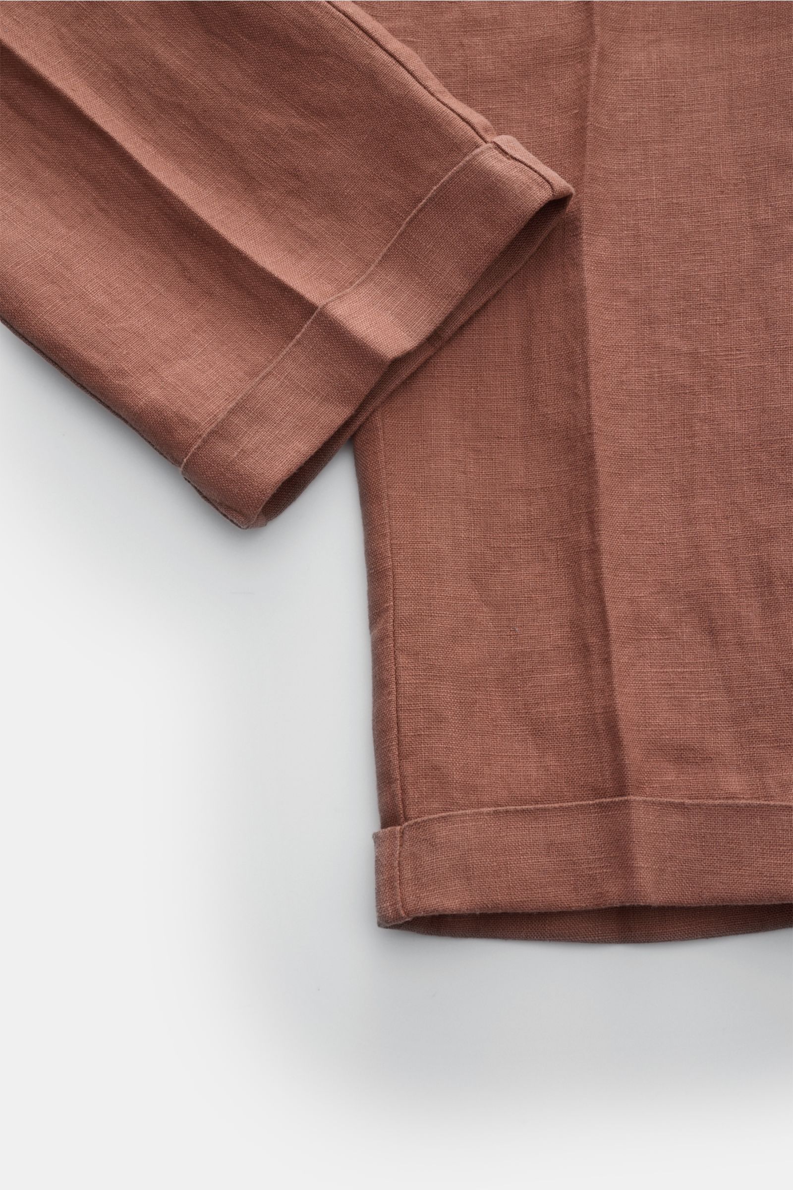 Close-up top view of 04651/ A trip in a bag Linen jogger pants 'Linen Pants' rust brown showing fabric texture and cuff detail.

Perfect for warm days: These linen jogger pants by 04651/ A TRIP IN A BAG are the ideal summer essential – for travel or fo