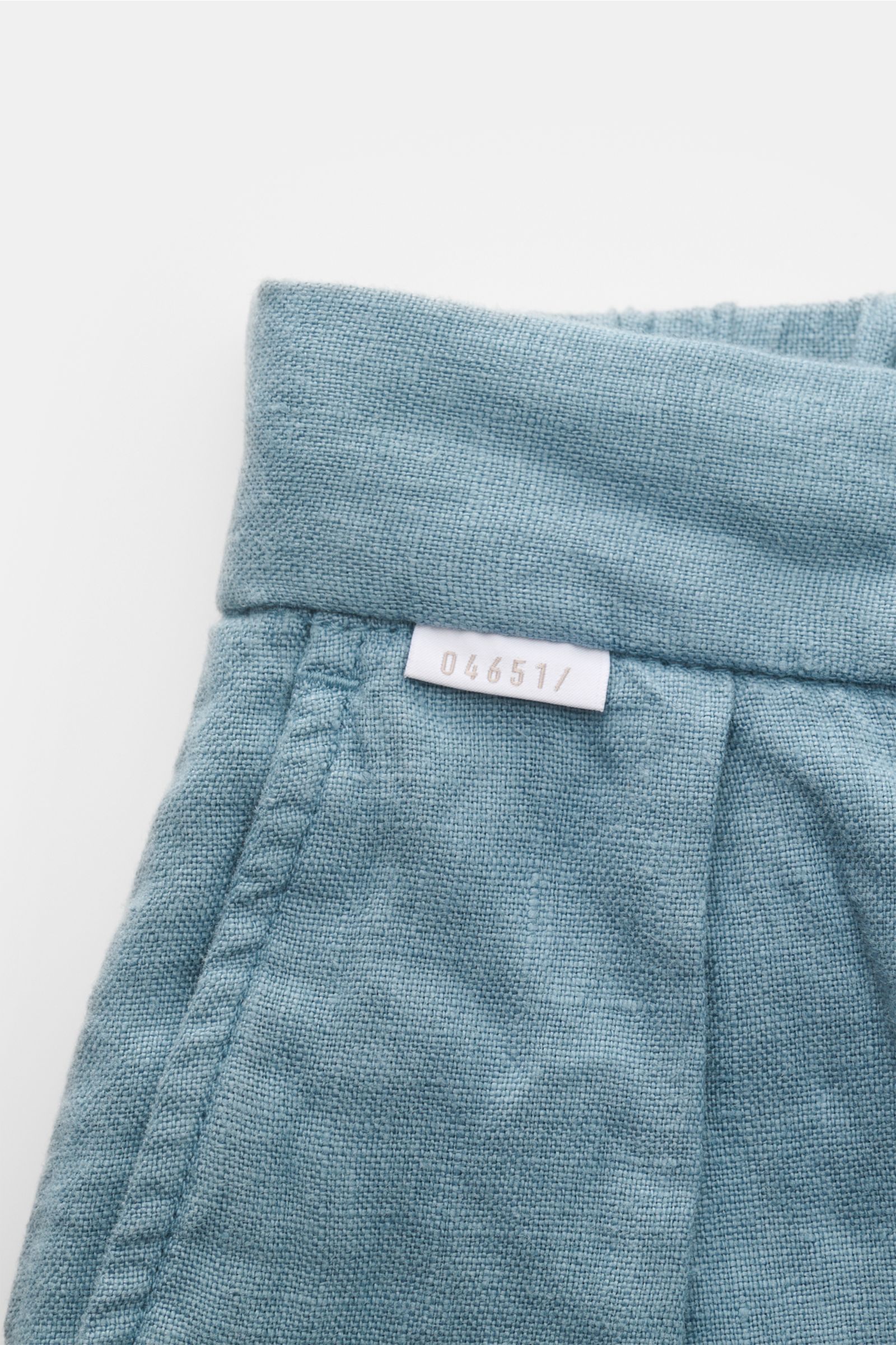 Close-up front view of 04651/ A trip in a bag Linen jogger pants 'Linen Pants' smoky blue showing pure linen fabric, signature texture, and small woven label.  

Perfect for warm days: These linen jogger pants by 04651/ A TRIP IN A BAG are the ideal su