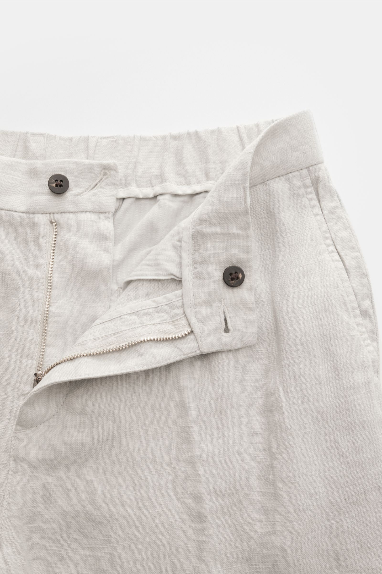 Close-up front view of 04651/ A trip in a bag Linen jogger pants 'Linen Pants' light grey, showing zipper, button, and waistband details.

Perfect for warm days: These linen jogger pants by 04651/ A TRIP IN A BAG are the ideal summer essential – for tr