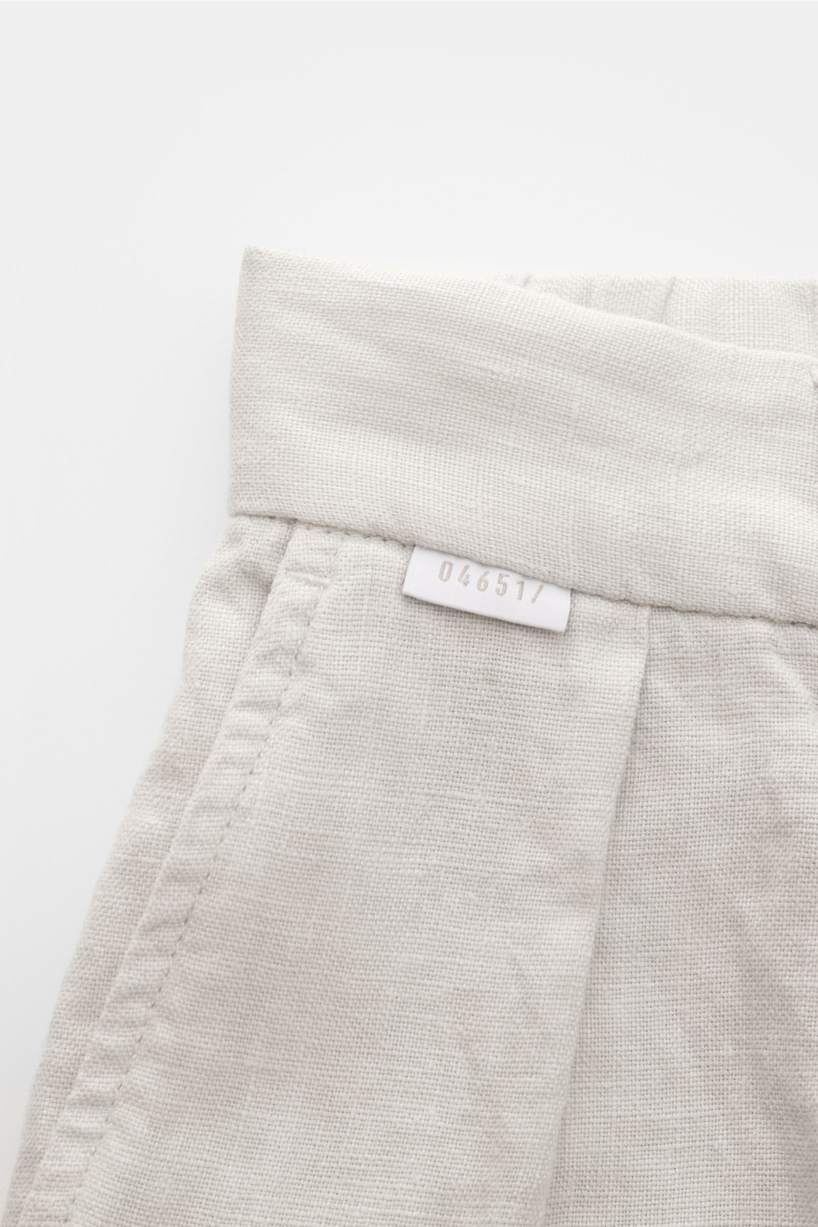 Close-up top view of 04651/ A trip in a bag Linen jogger pants 'Linen Pants' light grey, showcasing pure linen fabric, signature texture, and waistband details.

Perfect for warm days: These linen jogger pants by 04651/ A TRIP IN A BAG are the ideal su
