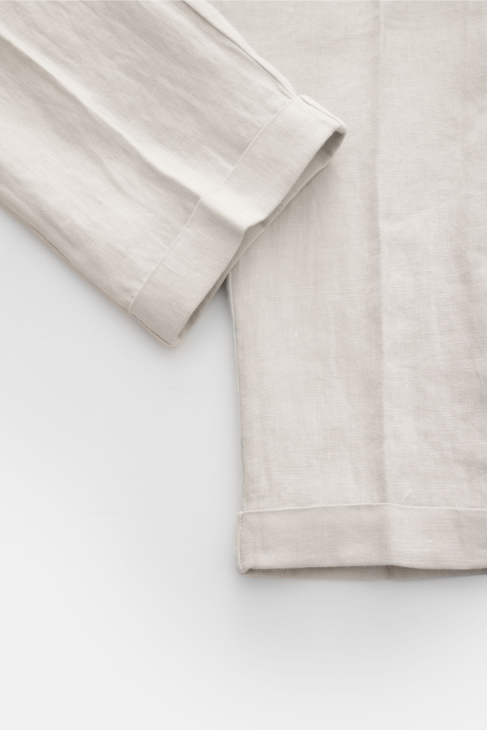 Close-up, top-down view of 04651/ A trip in a bag Linen jogger pants 'Linen Pants' light grey, focusing on the folded cuffs and linen texture.

Description: Perfect for warm days: These linen jogger pants by 04651/ A TRIP IN A BAG are the ideal summer 