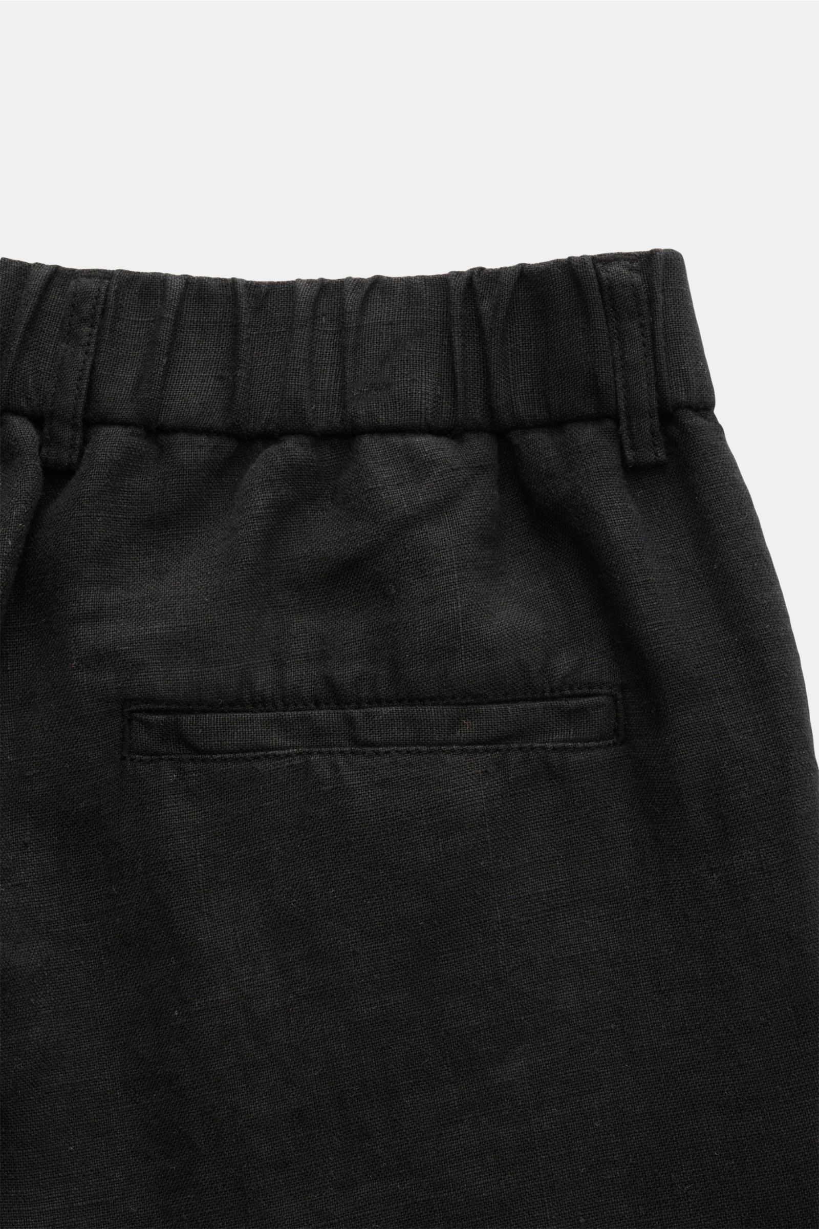 Close-up front view of 04651/ A trip in a bag Linen jogger pants 'Linen Pants' black showing waistband, belt loops, and jetted back pocket.

Perfect for warm days: These linen jogger pants by 04651/ A TRIP IN A BAG are the ideal summer essential – for 