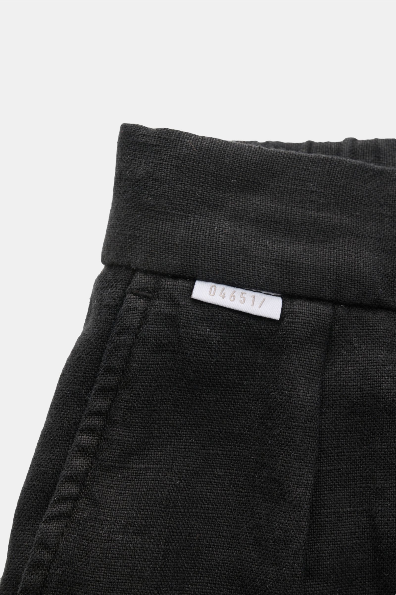 Close-up front top view of 04651/ A trip in a bag Linen jogger pants 'Linen Pants' black showing signature linen texture, waistband, and small woven label.

Perfect for warm days: These linen jogger pants by 04651/ A TRIP IN A BAG are the ideal summer 