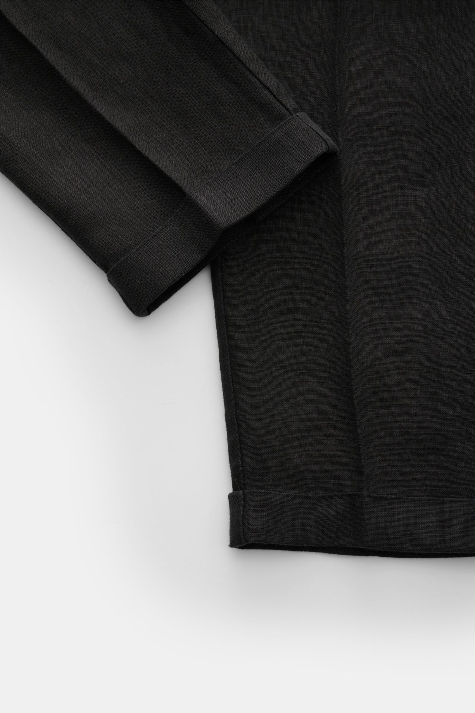 Close-up front view of 04651/ A trip in a bag Linen jogger pants 'Linen Pants' black showing pure linen fabric with signature texture, regular fit, short tapered cut, cuffed hems.

Perfect for warm days: These linen jogger pants by 04651/ A TRIP IN A B