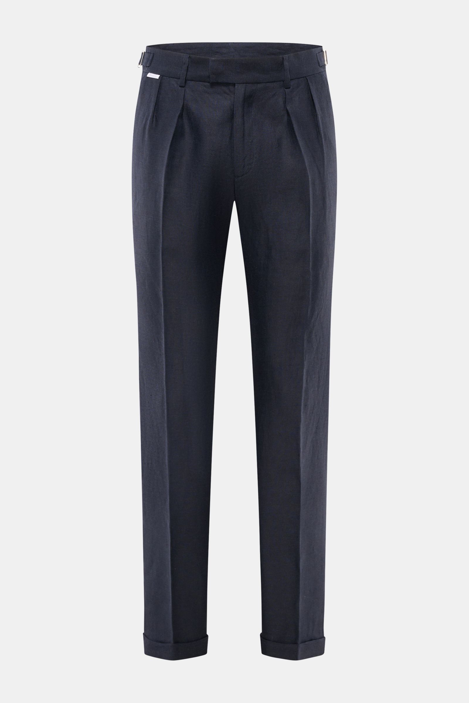 Frontale Nahaufnahme der 04651/ A trip in a bag Leinenhose navy, kurze Tapered Fit Leinen-Jogpants mit Bundhaken, Reißverschluss, Side Adjuster und fixiertem Saumaufschlag.