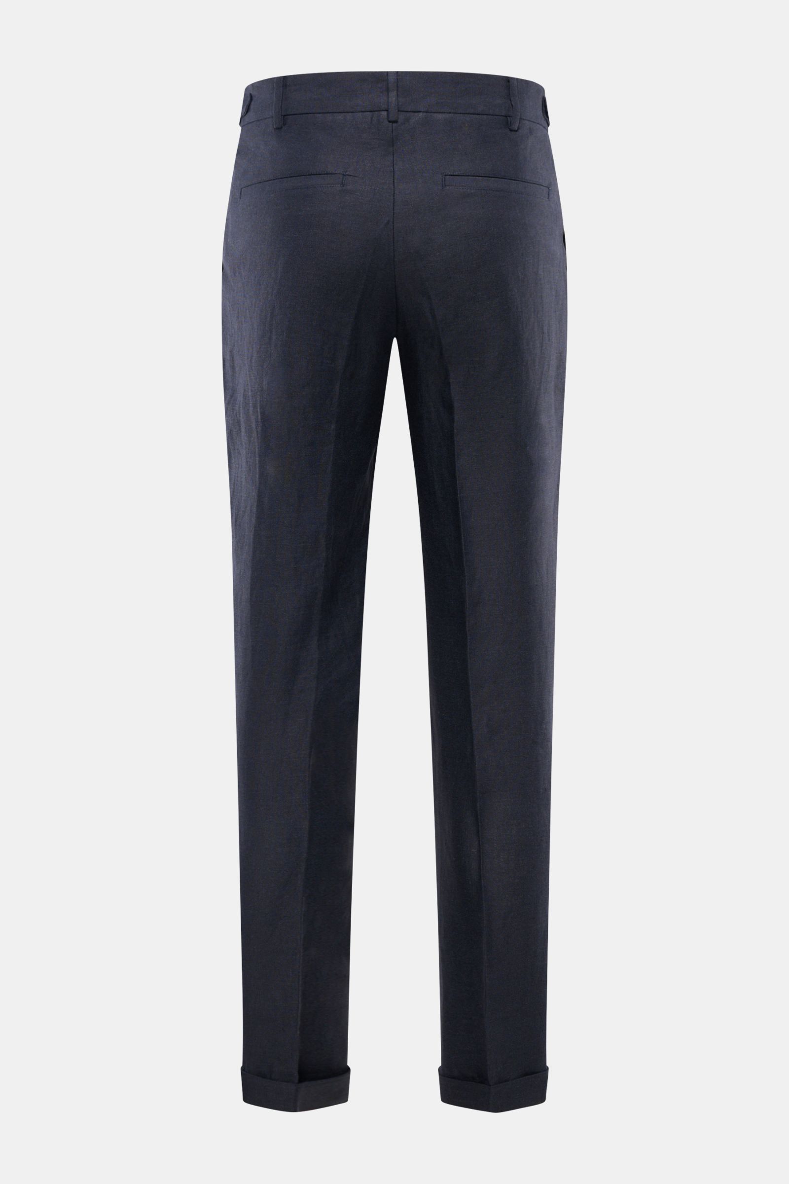 Rückansicht der 04651/ A trip in a bag Leinenhose navy aus reinem Leinen, tapered Fit, schmal zulaufend, fixiertem Saumaufschlag, französischen Taschen.