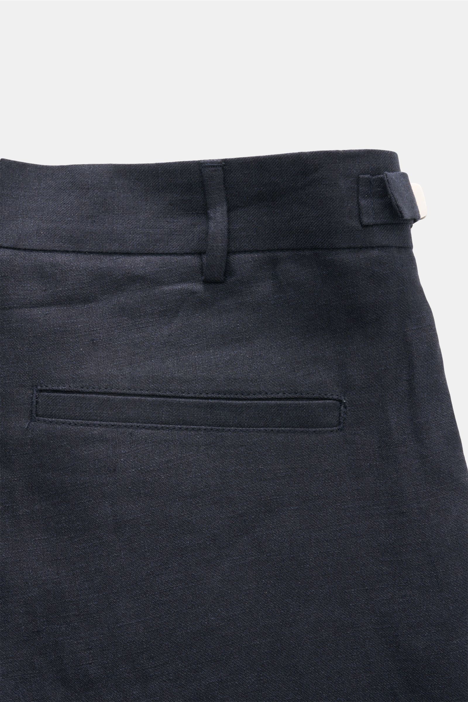 Nahaufnahme der Taille und Gesäßtasche der 04651/ A trip in a bag Leinenhose navy aus reinem Leinen, mit Side Adjuster, Bundhaken und fixiertem Saumaufschlag, fotografiert von hinten.