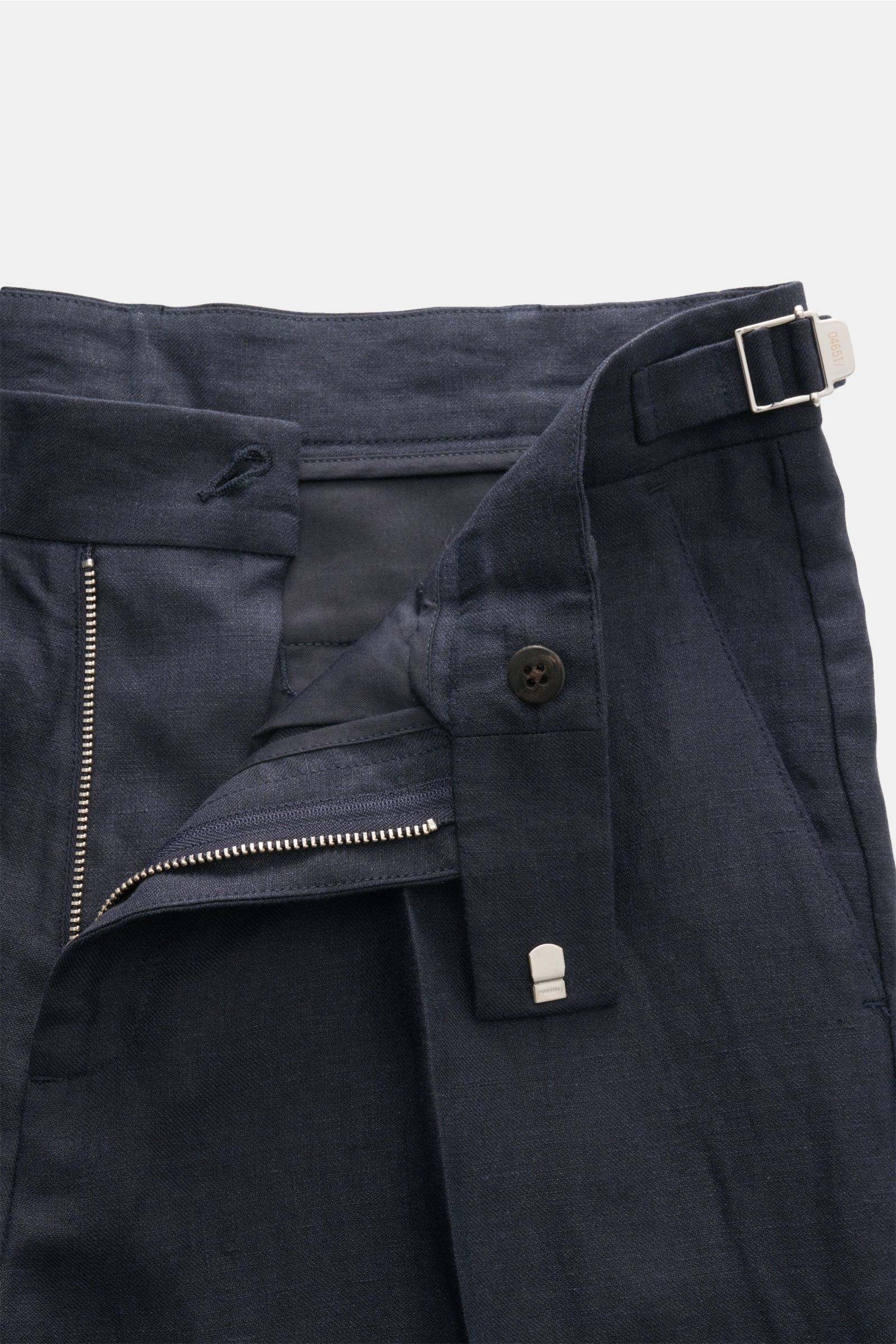 04651/ A trip in a bag Leinenhose navy mit Reißverschluss, Bundhaken, Side Adjuster und fixiertem Saumaufschlag, Detailansicht vorne.