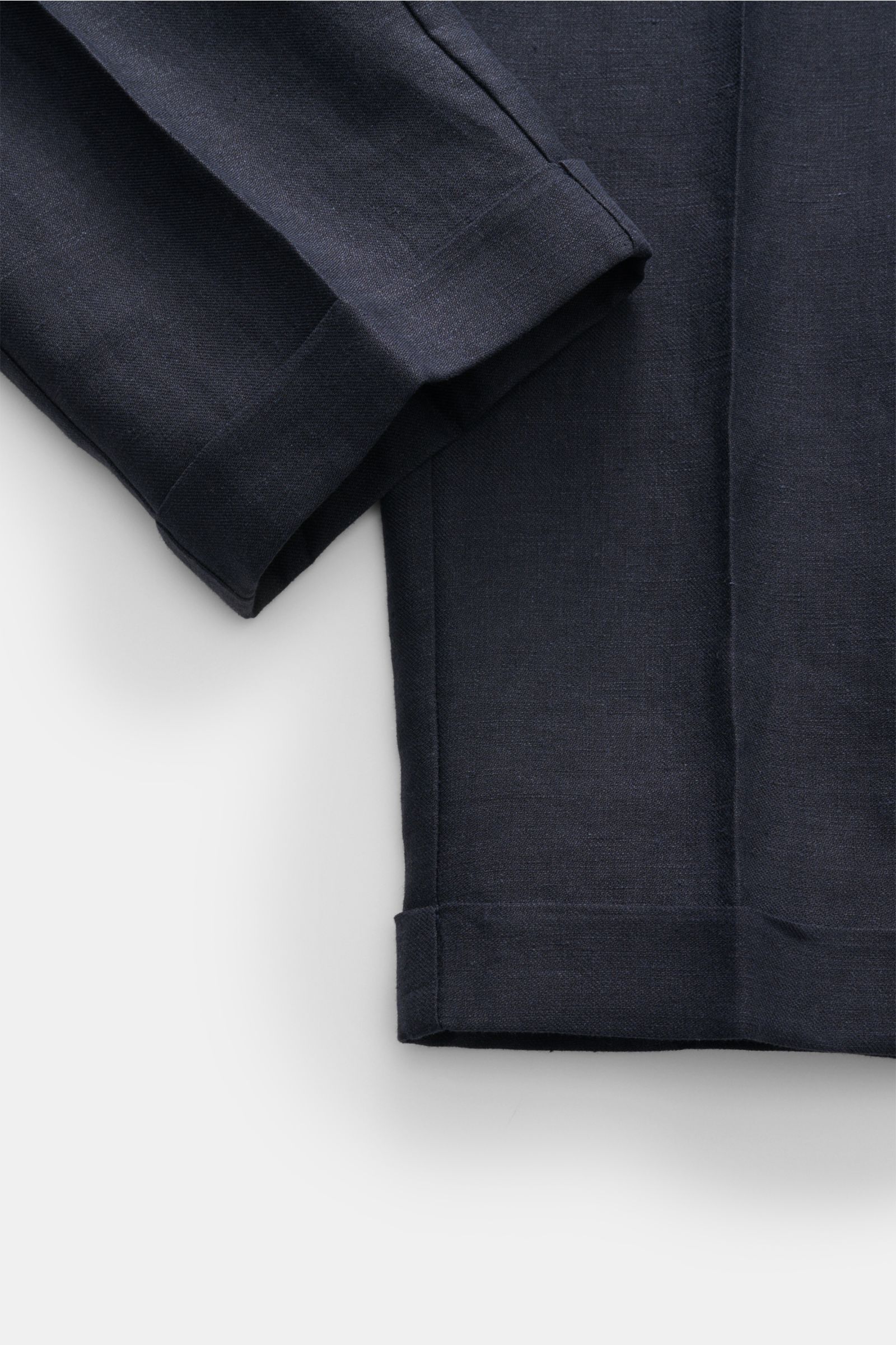 Nahaufnahme der 04651/ A trip in a bag Leinenhose navy aus reiner Leinenqualität, schmal zulaufend mit fixiertem Saumaufschlag.