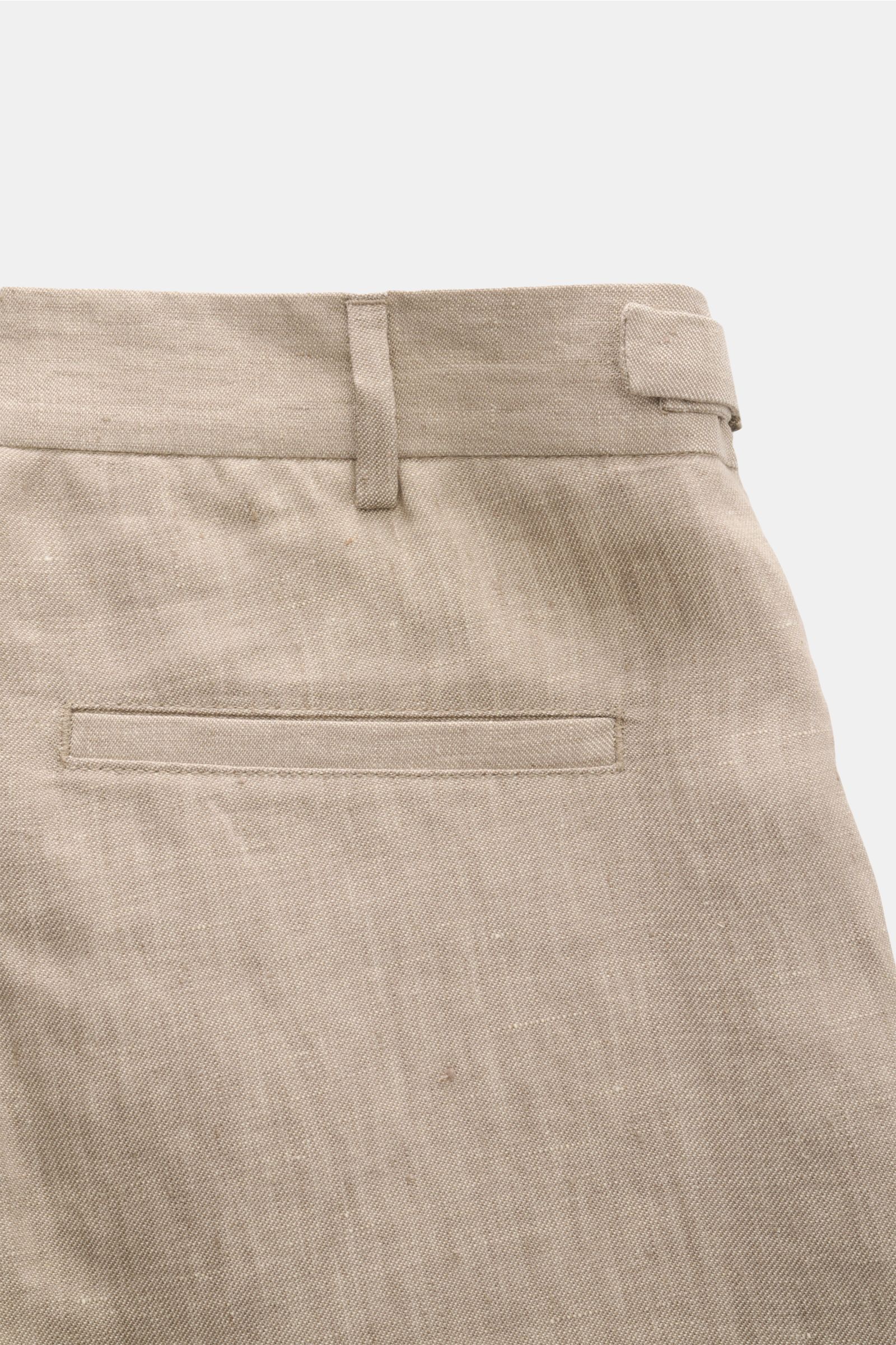 04651/ A trip in a bag Leinenhose taupe meliert, Detail rückseitige Ansicht mit französischer Tasche, Bund mit Side Adjuster, Reißverschluss und Bundhaken.