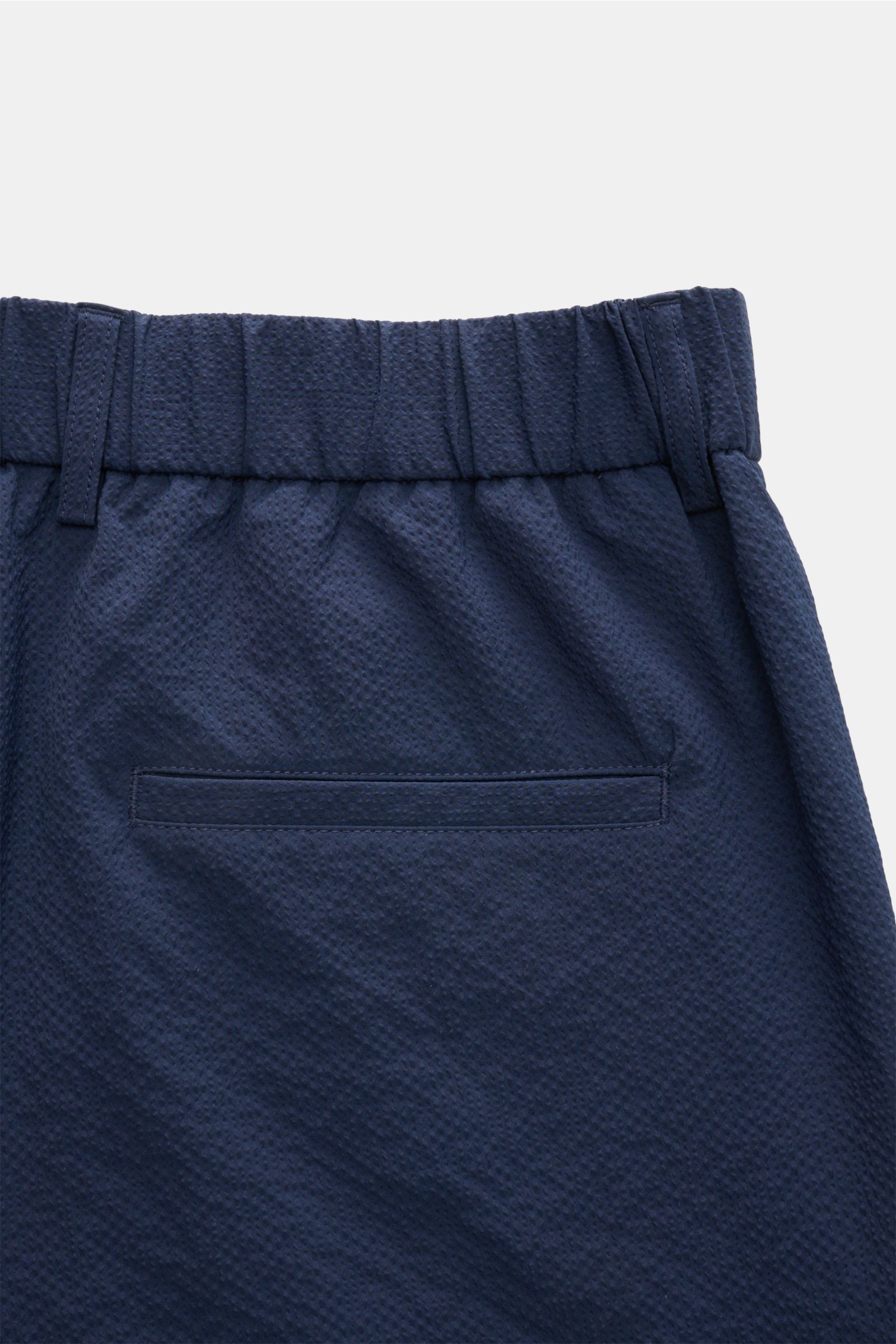 Rückansicht der 04651/ A trip in a bag Seersucker-Hose 'Technical Seersucker' navy aus Microfaser mit Seersucker-Struktur, Tapered Fit, Bundknopf, Reißverschluss, Leistentaschen und fixiertem Saumaufschlag.