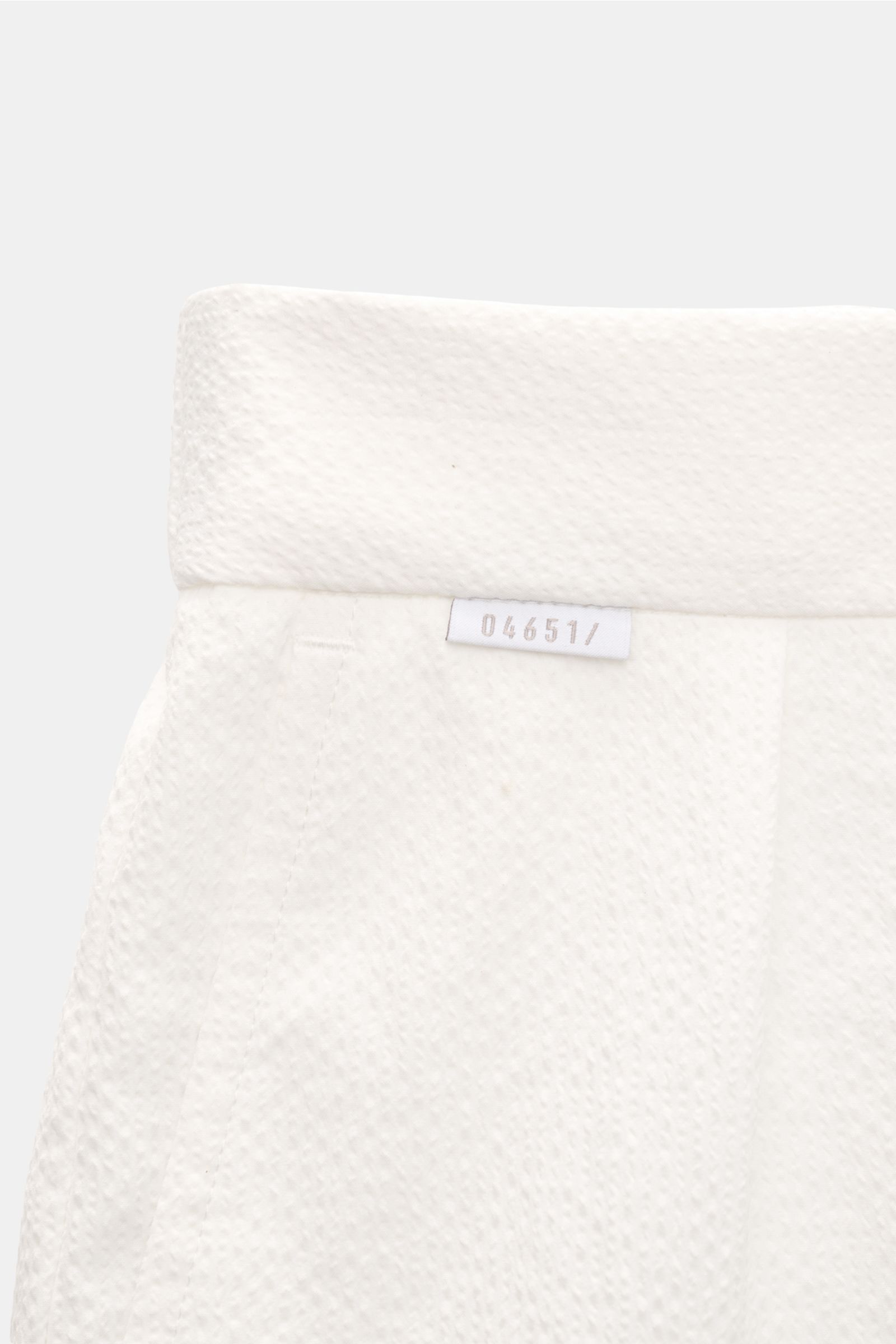 04651/ A trip in a bag Seersucker-Hose 'Technical Seersucker' offwhite, Detailaufnahme von Bund mit Seersucker-Microfaser, feiner Struktur, Tapered Fit, französische Taschen, Saumaufschlag.