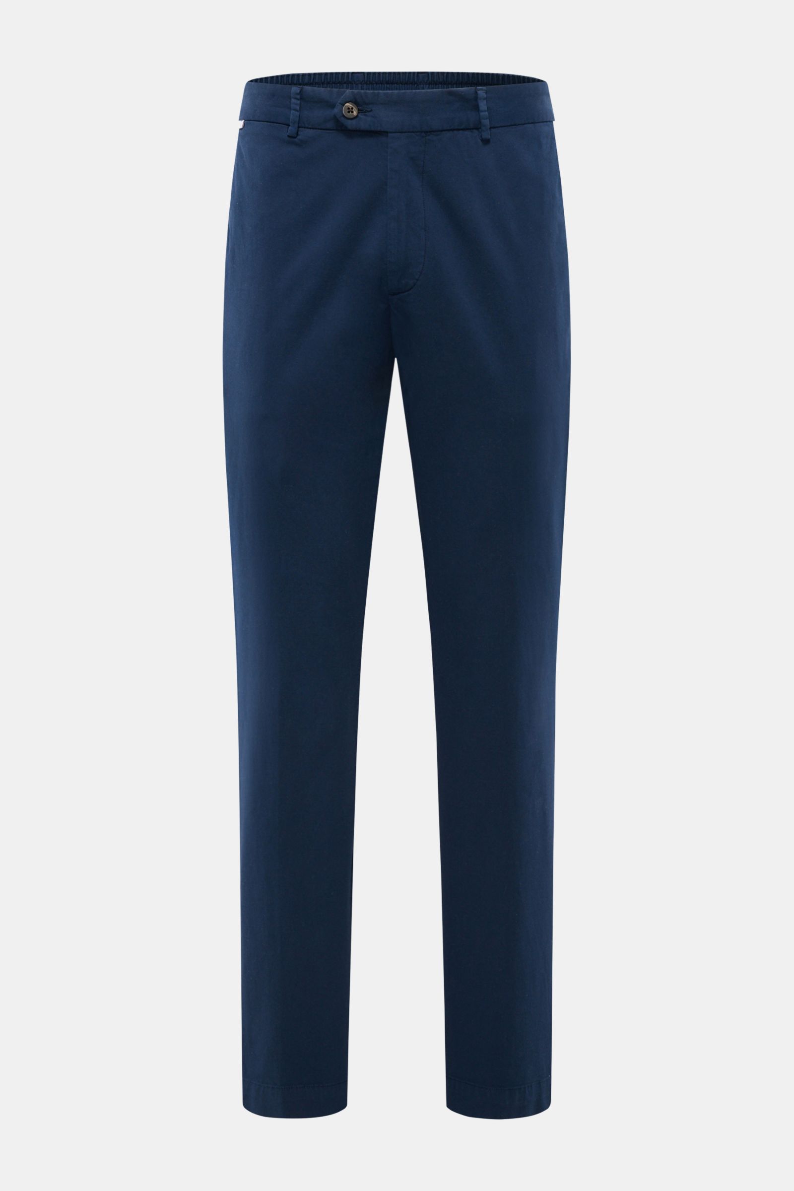 Frontansicht der navyfarbenen 04651/ A trip in a bag Baumwoll-Jogpants 'Flex Light' mit kurzem, schmal zulaufendem Schnitt, elastischem Bund, Reißverschluss, Bundknopf, französischen Taschen und geknöpften Gesäßtaschen.