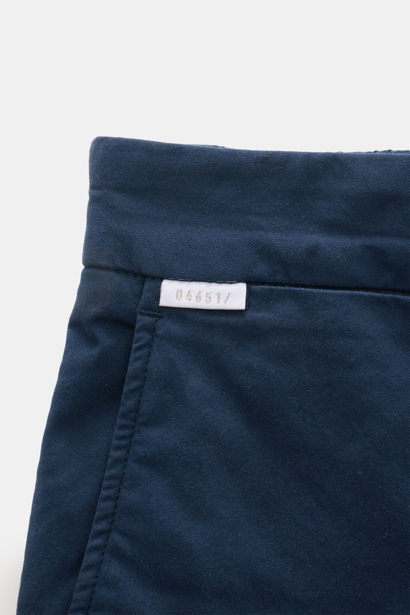 Nahaufnahme der Taille der 04651/ A trip in a bag Baumwoll-Jogpants 'Flex Light' navy aus elastischer Baumwolle mit kleinem Weblabel.