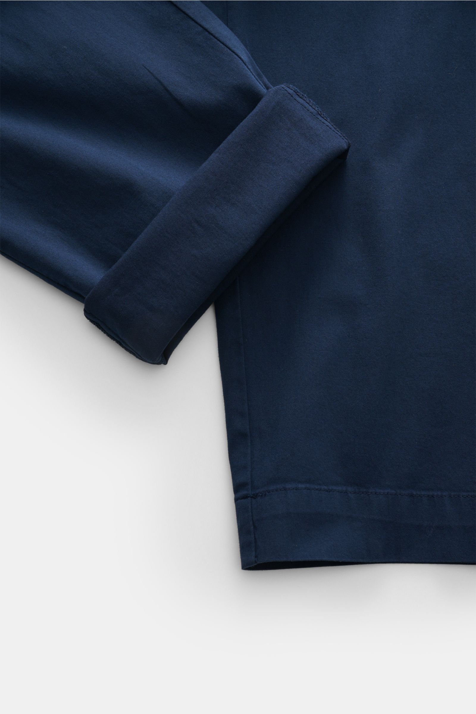 Nahaufnahme der umgeschlagenen Beinöffnung der 04651/ A trip in a bag Baumwoll-Jogpants 'Flex Light' navy, Regular Fit, schmal zulaufend, aus elastischer Baumwolle mit weichem Griff.