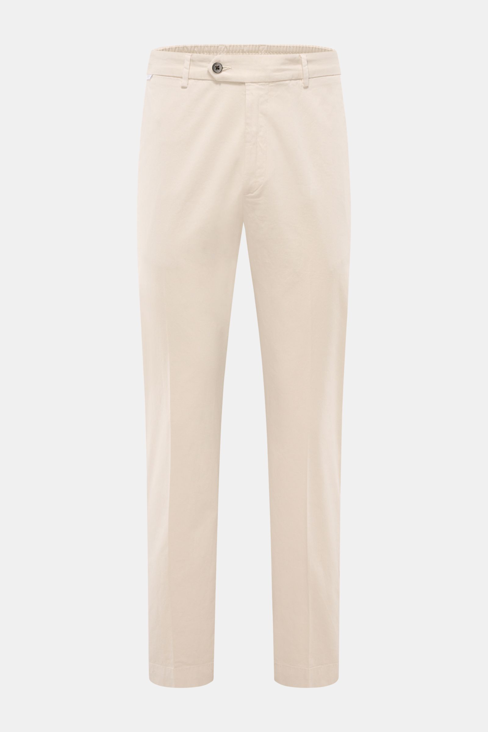 Frontansicht der beige 04651/ A trip in a bag Baumwoll-Jogpants 'Flex Light' mit schmal zulaufendem Regular Fit, kurzem Schnitt, elastischem Bund, Reißverschluss, Bundknopf, französischen Taschen und geknöpften Gesäßtaschen.
