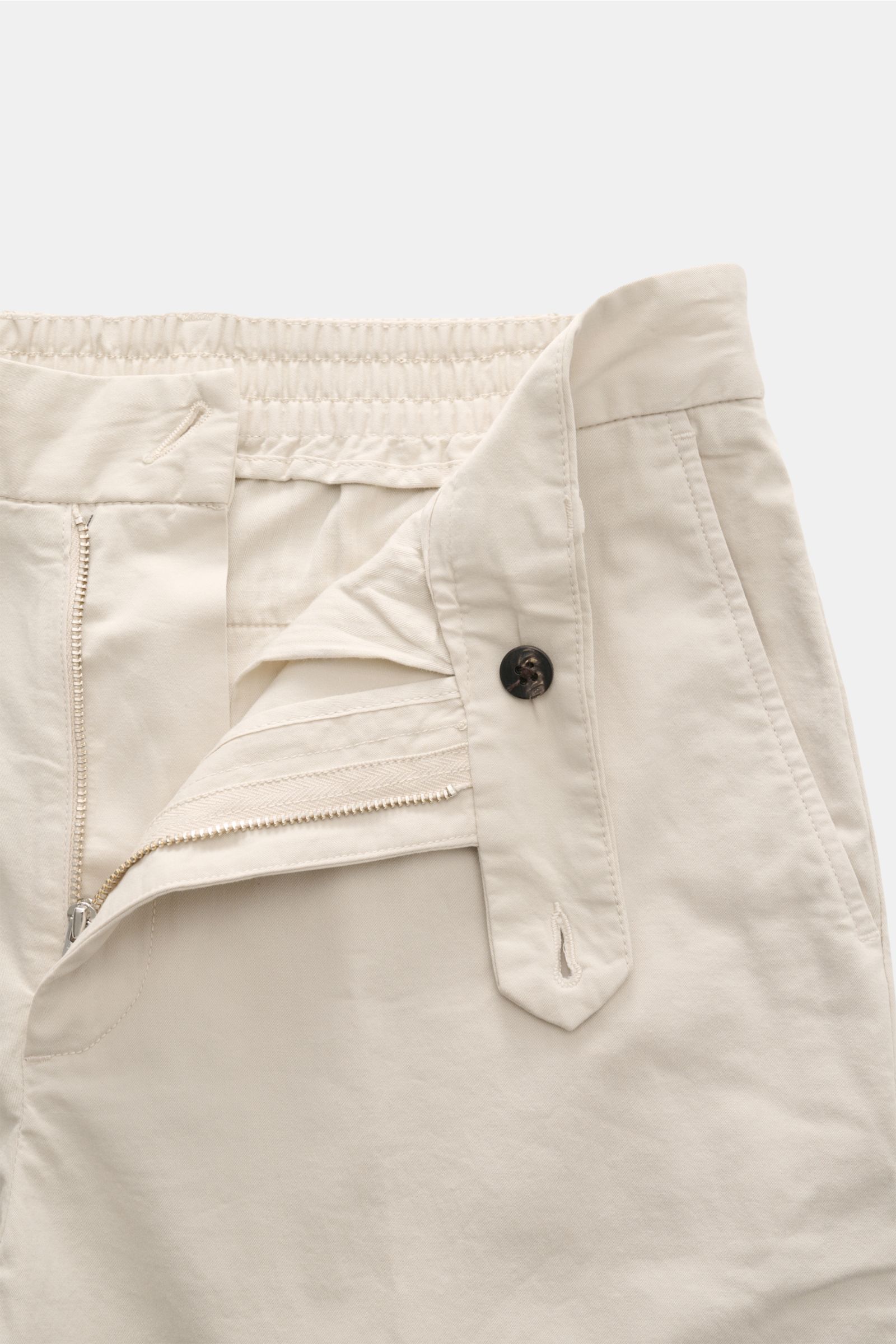 04651/ A trip in a bag Baumwoll-Jogpants 'Flex Light' beige, Frontdetail mit Reißverschluss, Bundknopf, elastischem Bund, schmal zulaufend, Regular Fit.