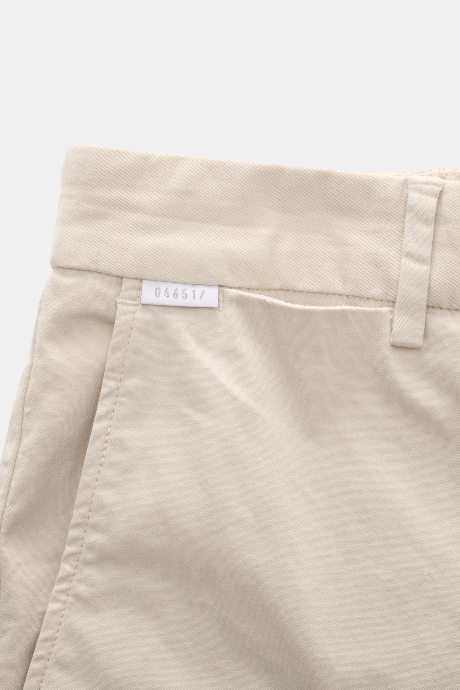 04651/ A trip in a bag Baumwoll-Jogpants 'Flex Light' beige, Detailaufnahme Bund mit kleinem Weblabel, französische Taschen, kurzer Schnitt, Regular Fit.