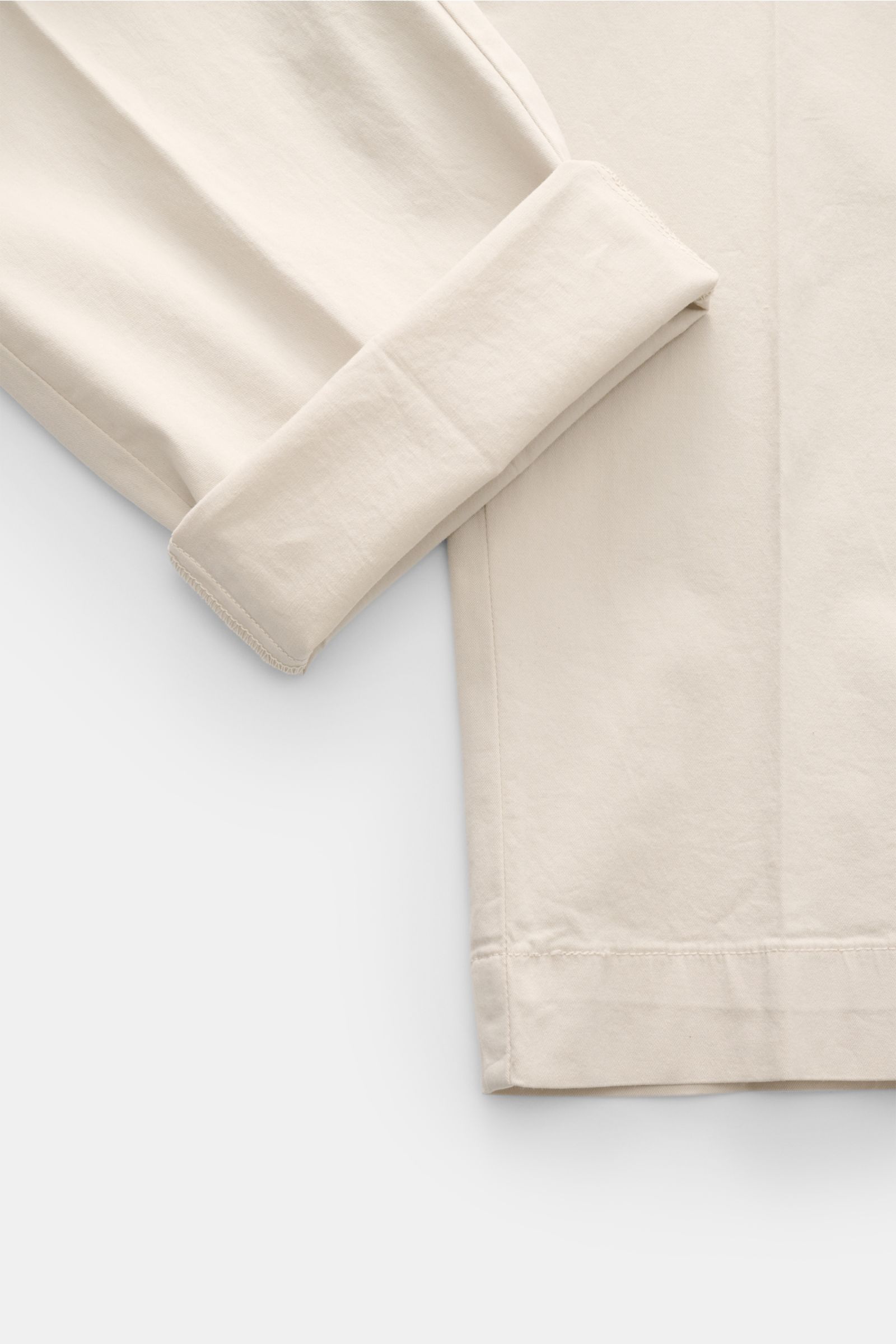 Beige 04651/ A trip in a bag Baumwoll-Jogpants 'Flex Light' im smart casual Stil, schmal zulaufend, Regular Fit, elastisch, Nahaufnahme des Saums, seitliche Perspektive.