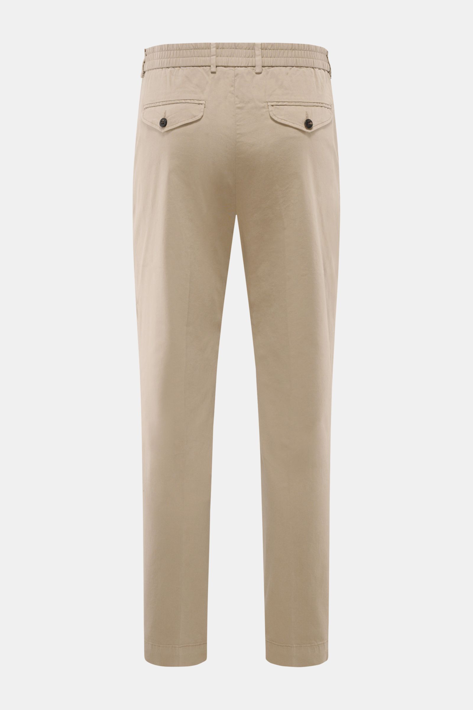 Rückansicht der taupefarbenen 04651/ A trip in a bag Baumwoll-Jogpants 'Flex Light' mit kurzem, sehr schmal zulaufendem Schnitt, teilelastischem Bund, französischen Taschen und geknöpften Gesäßtaschen.