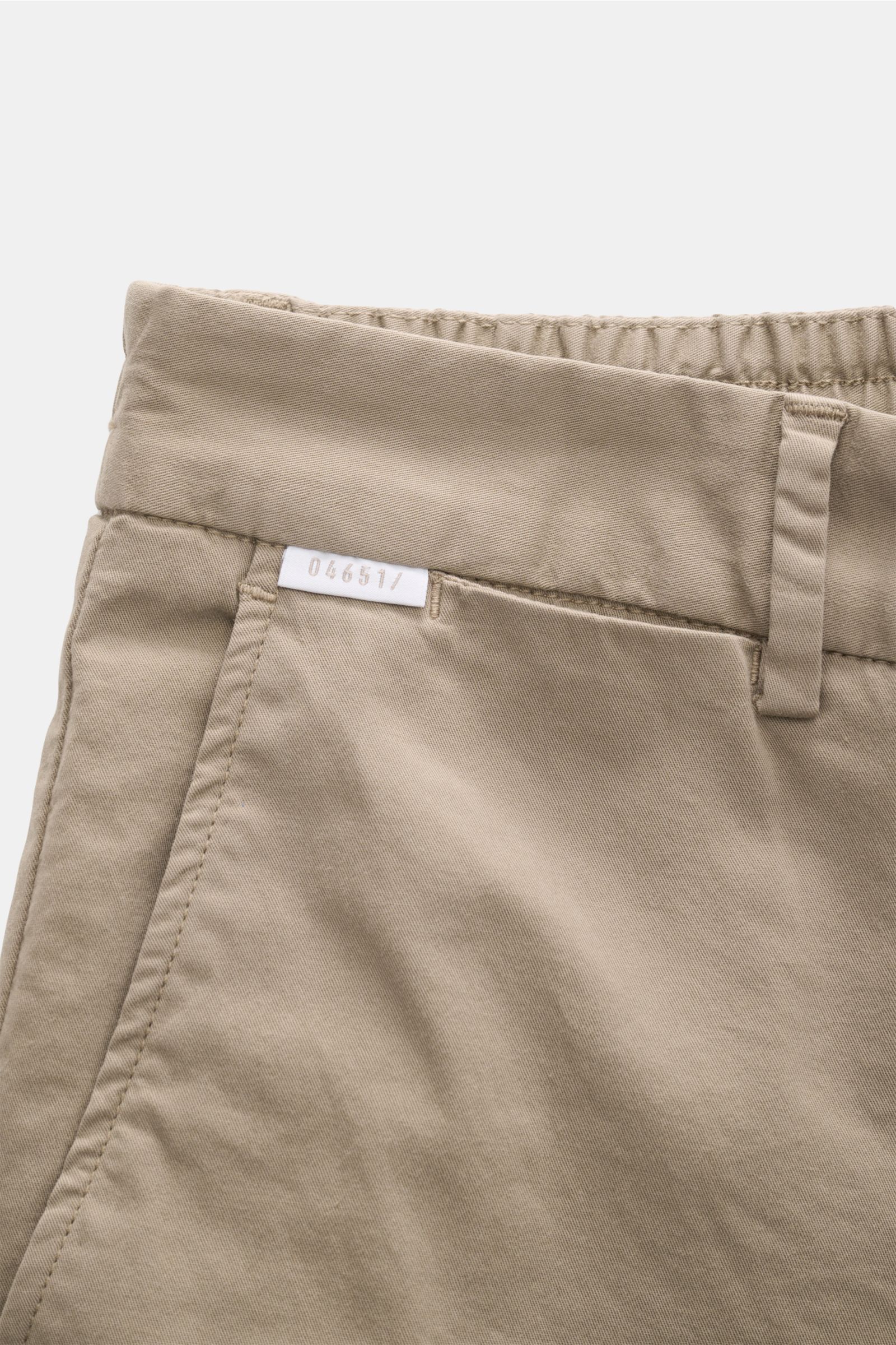 Detailaufnahme der Taille von 04651/ A trip in a bag Baumwoll-Jogpants 'Flex Light' taupe, elastischer Bund, Reißverschluss, weiche Baumwolle.