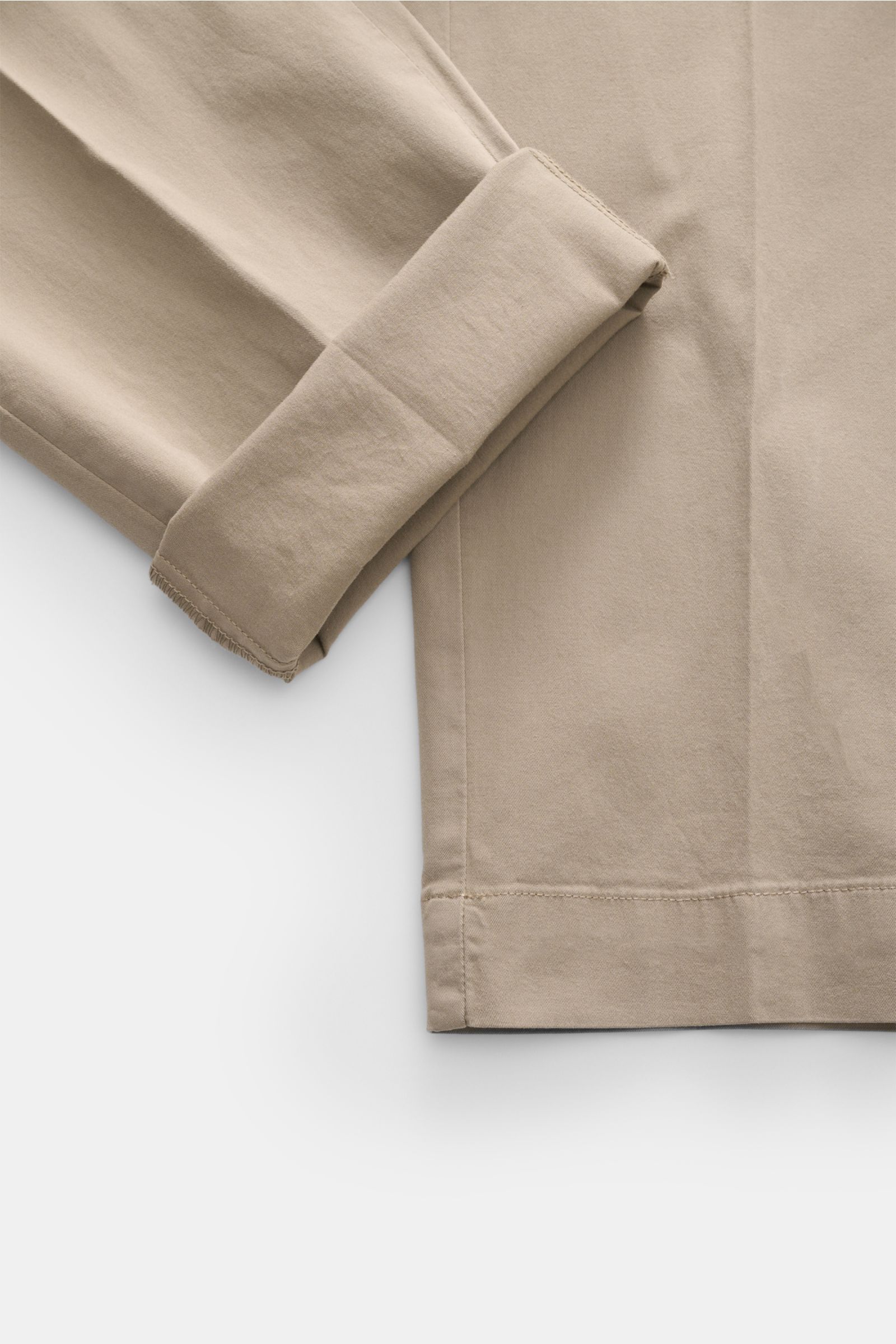 Nahaufnahme der 04651/ A trip in a bag Baumwoll-Jogpants 'Flex Light' taupe, seitlich fotografiert, mit kurzem, sehr schmal zulaufendem Bein, weichem Griff, elastischer Baumwolle und teielastischem Bund.