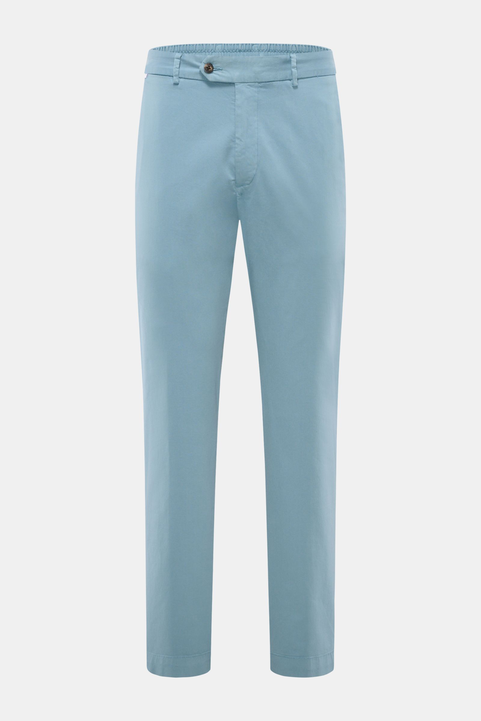 Frontansicht der rauchblauen 04651/ A trip in a bag Baumwoll-Jogpants 'Flex Light' mit kurzem, sehr schmal zulaufendem Schnitt, Regular Fit, elastischem Bund, Reißverschluss, Bundknopf, französischen und geknöpften Gesäßtaschen, weicher Baumwolle.