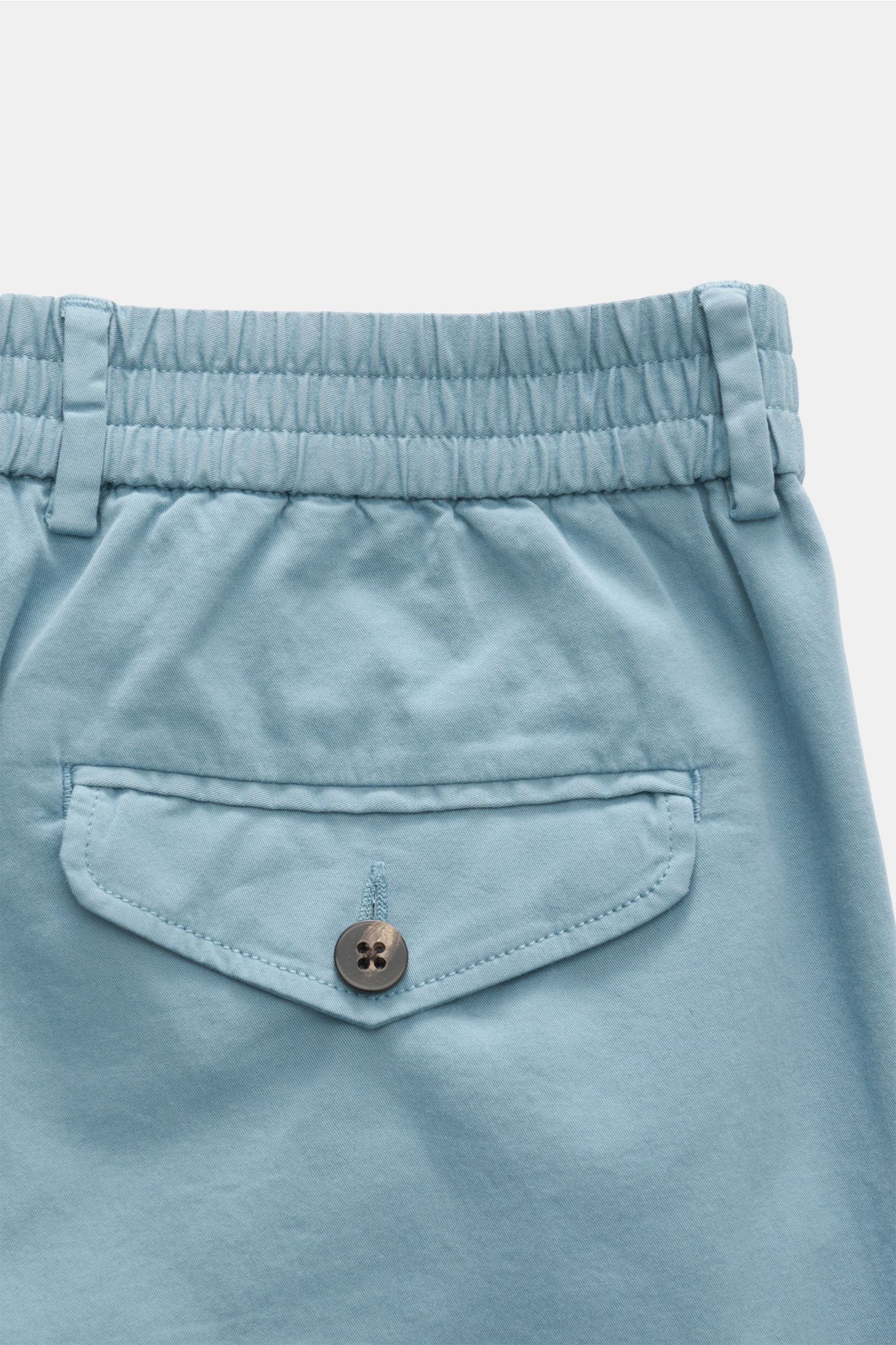 04651/ A trip in a bag Baumwoll-Jogpants 'Flex Light' rauchblau, Detailaufnahme Bund und Gesäßtasche mit Knopf, elastisch, soft, Regular Fit
