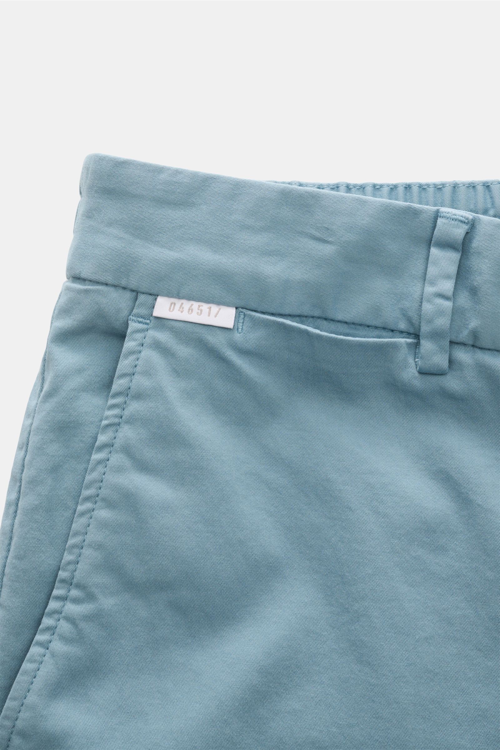 04651/ A trip in a bag Baumwoll-Jogpants 'Flex Light' rauchblau, Detailansicht Bund und Tasche, elastische Baumwolle, Regular Fit, kurze schmale Passform