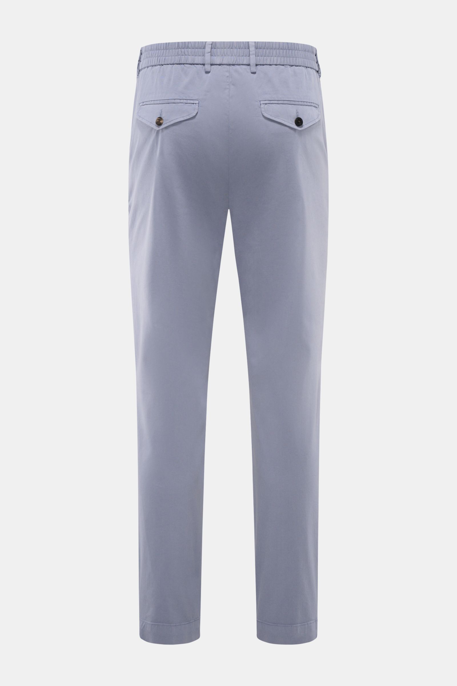 Rückansicht der 04651/ A trip in a bag Baumwoll-Jogpants 'Flex Light' lavender mit französischen Taschen, geknöpften Gesäßtaschen, kurzem, schmal zulaufendem Schnitt.