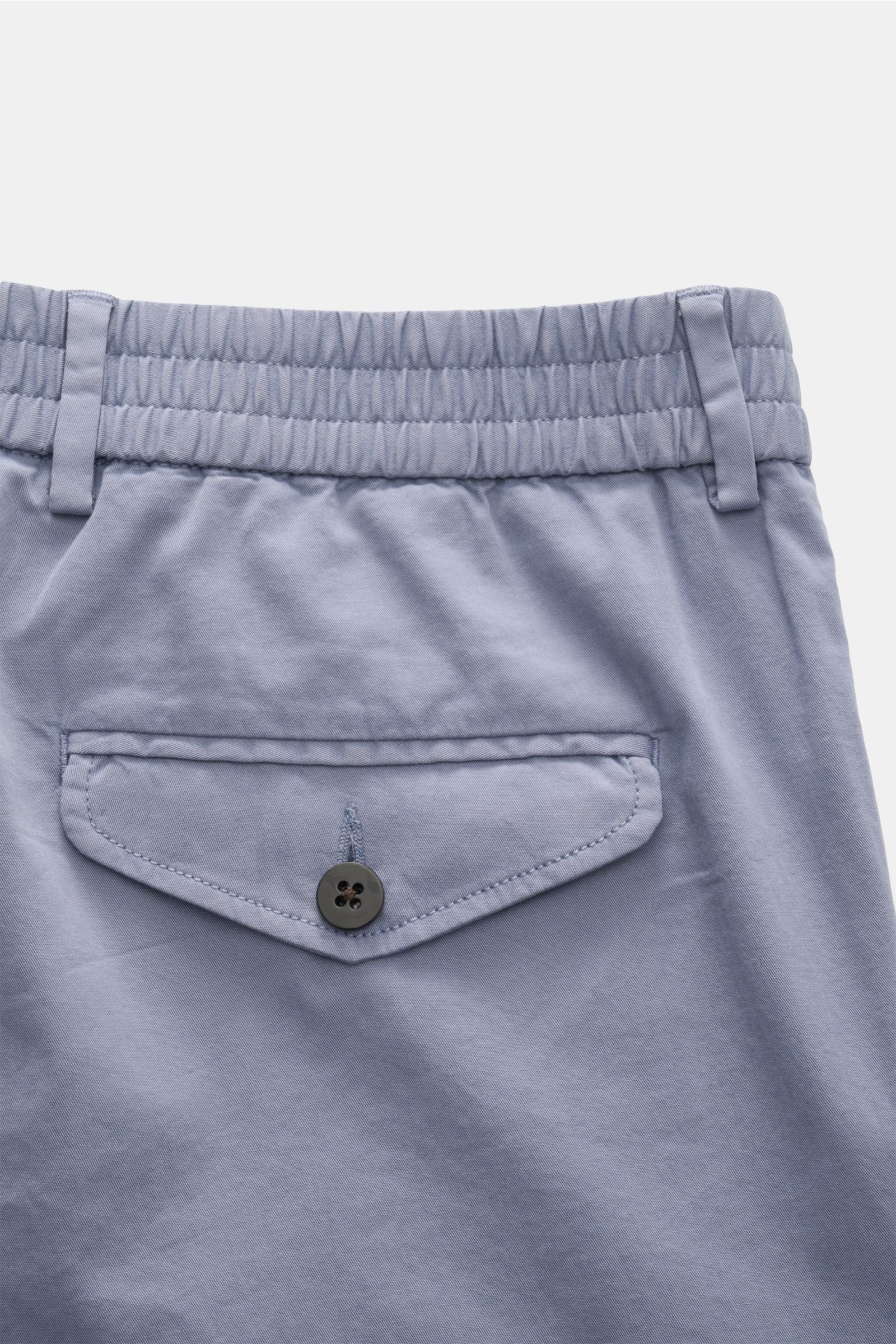 Rückansicht der lavenderfarbenen 04651/ A trip in a bag Baumwoll-Jogpants 'Flex Light' mit elastischem Bund, geknöpfter Gesäßtasche, Regular Fit.