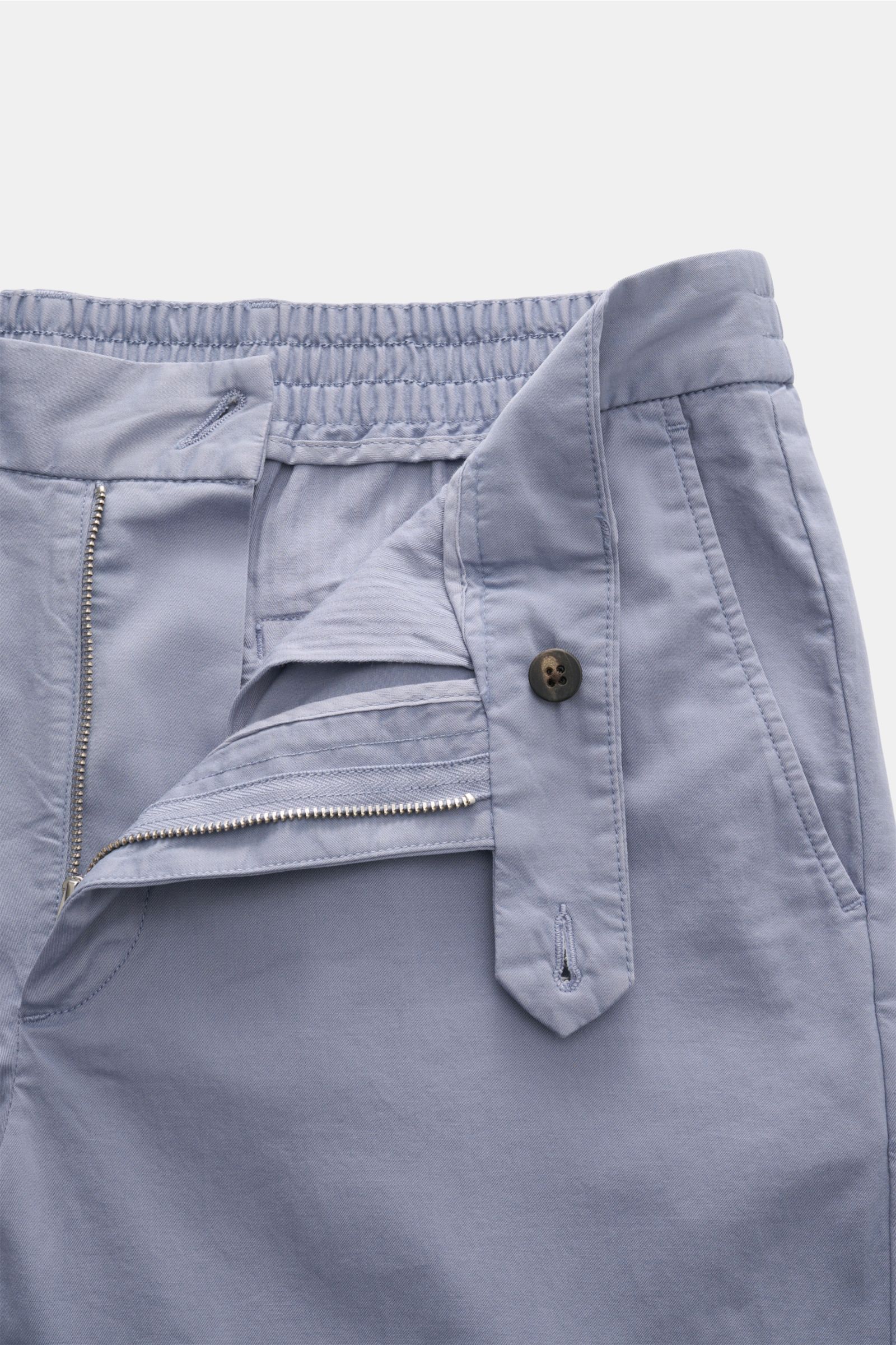 04651/ A trip in a bag Baumwoll-Jogpants 'Flex Light' lavender, Nahaufnahme von Bund, Reißverschluss, Knopf, elastischer Baumwolle, Regular Fit, schmal zulaufend.