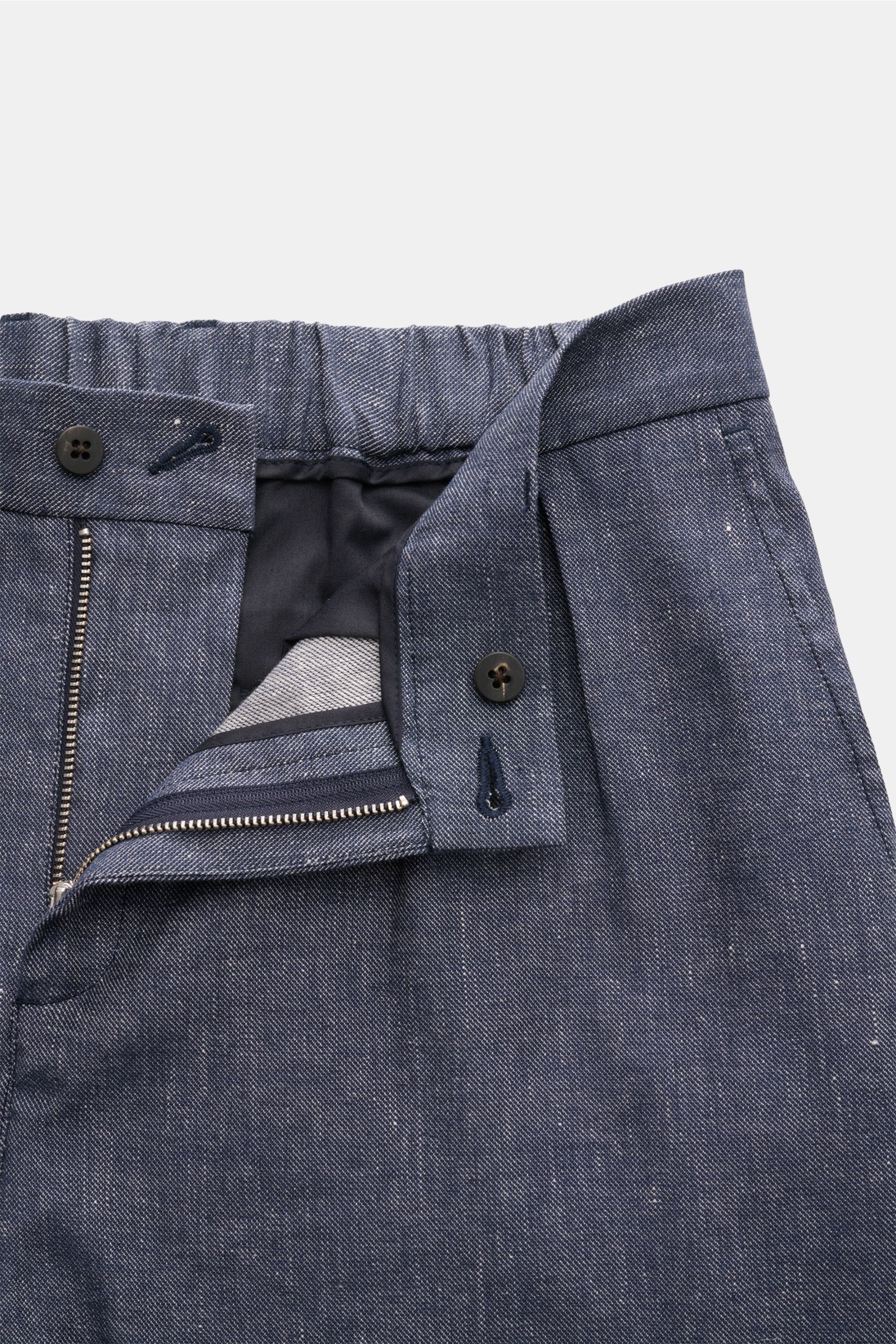 04651/ A trip in a bag Denim Chino 'Denim Pants' graublau, Detailaufnahme von Bund und Reißverschluss, Leinen-Baumwoll-Mix, halbelastisch, tapered Fit.