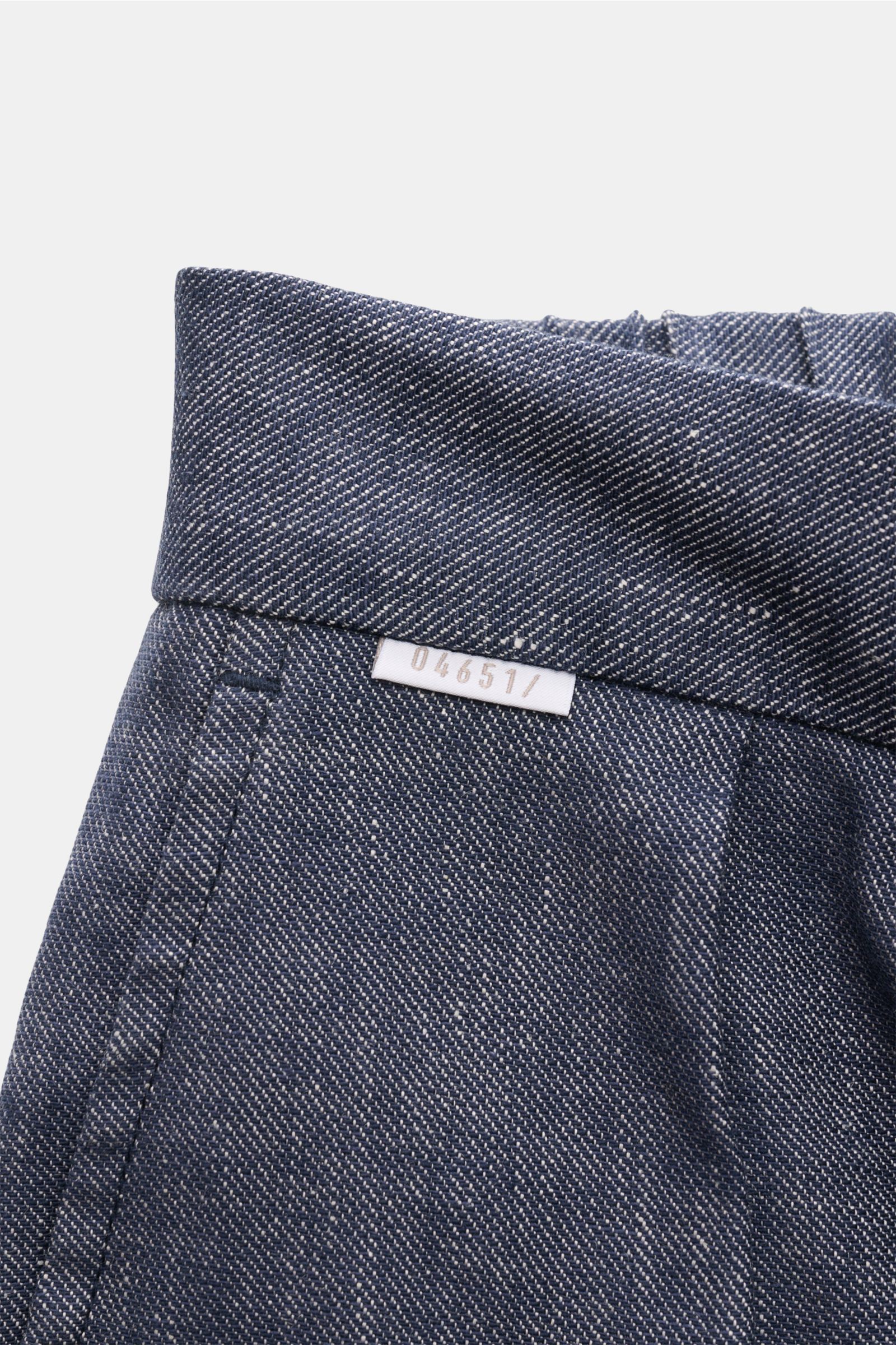 04651/ A trip in a bag Denim Chino 'Denim Pants' graublau, Detailaufnahme fixierter Saumaufschlag, Leinen-Baumwoll-Mix, halb elastisch, schmal zulaufend.