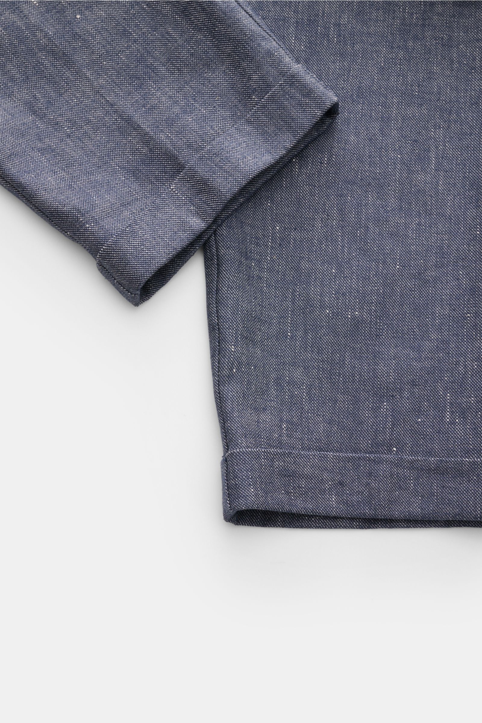 Graublauer Stoff der 04651/ A trip in a bag Denim Chino 'Denim Pants' mit fixiertem Saumaufschlag, aus Leinen-Baumwoll-Mix, Detailaufnahme.