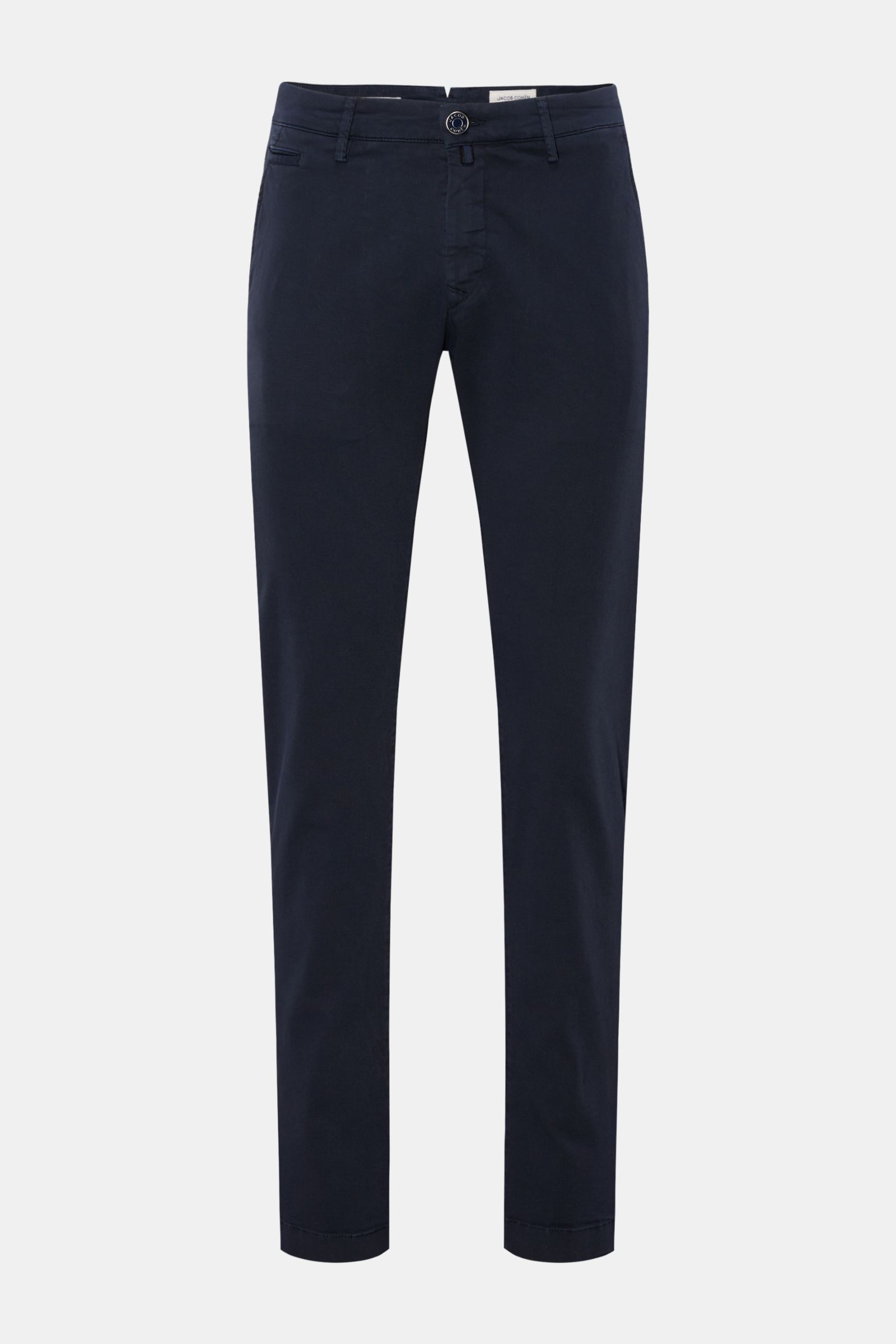 Front view of Jacob Cohen Chino 'Bobby' navy slim fit pants made of pure elastic cotton with tonal velour leather patch, zip, and button.

Description: Setzen Sie auf modernen Luxus im Alltag: Die schmal geschnittene Chino 'Bobby' von JACOB COHEN überz